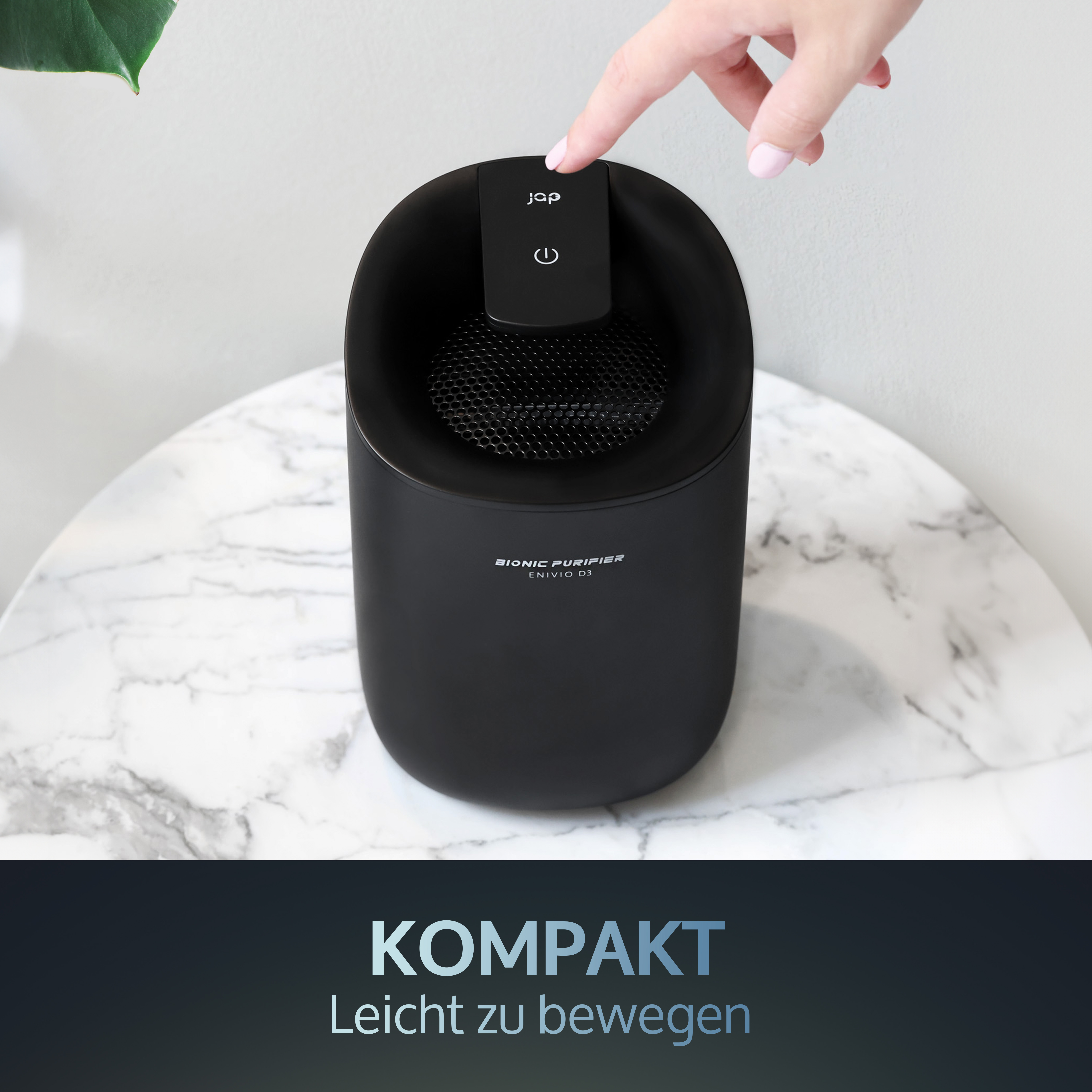 Der Finger einer Person drückt die Einschalttaste eines schwarzen Luftreinigers.