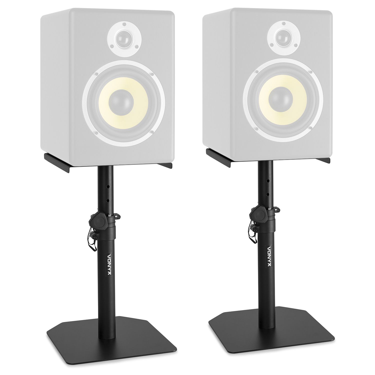 Dos soportes de altavoz, negros, con altavoces (parcialmente visibles) encima. Soportes ajustables en altura.
