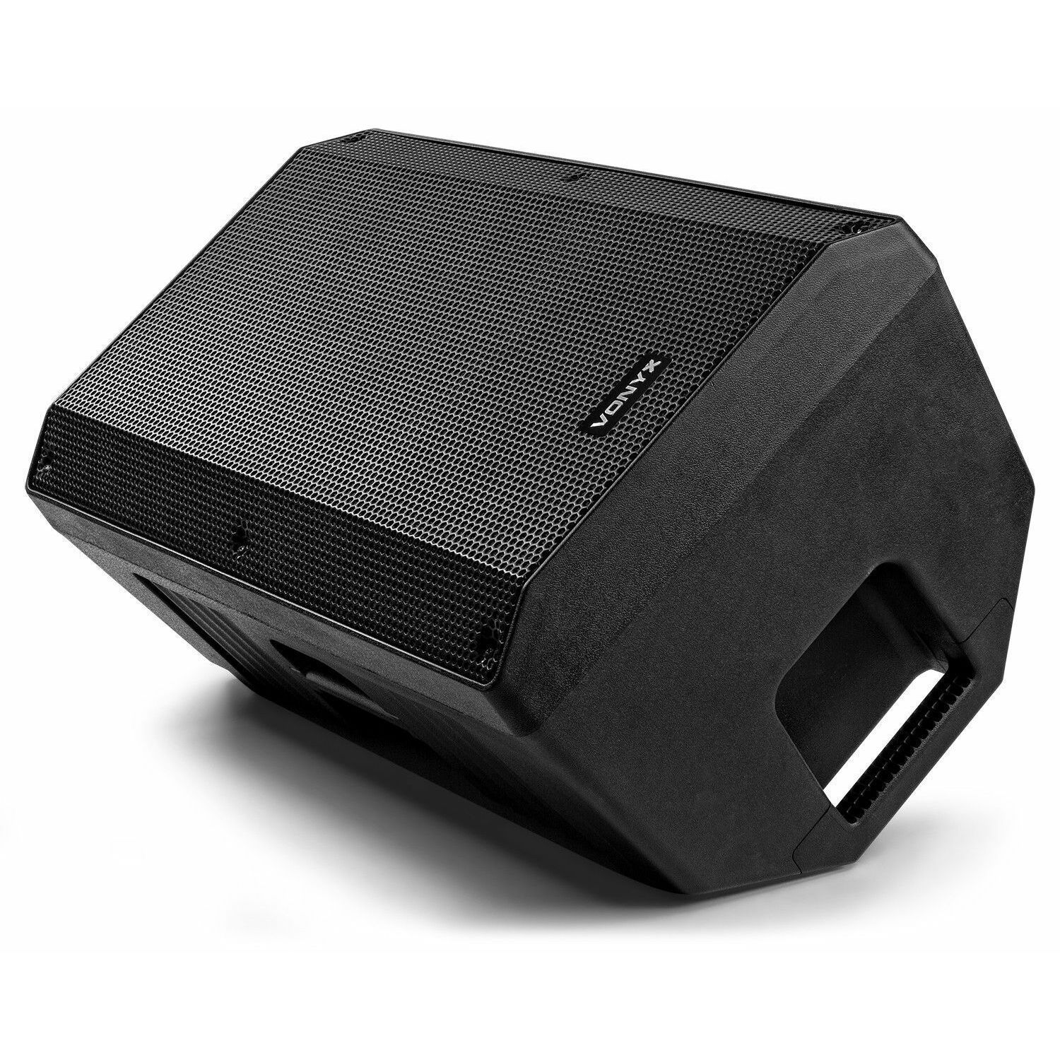 Zwarte speaker met mesh voorkant, schuin op een wit oppervlak.