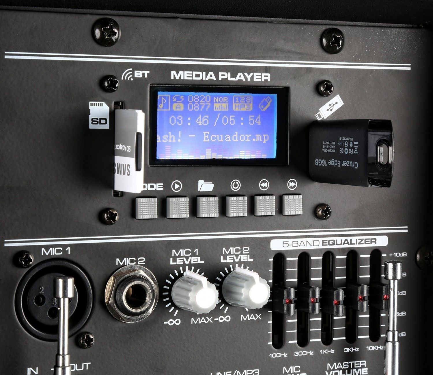 Primer plano de un panel de control de altavoz. Incluye una pantalla, botones y entradas.
