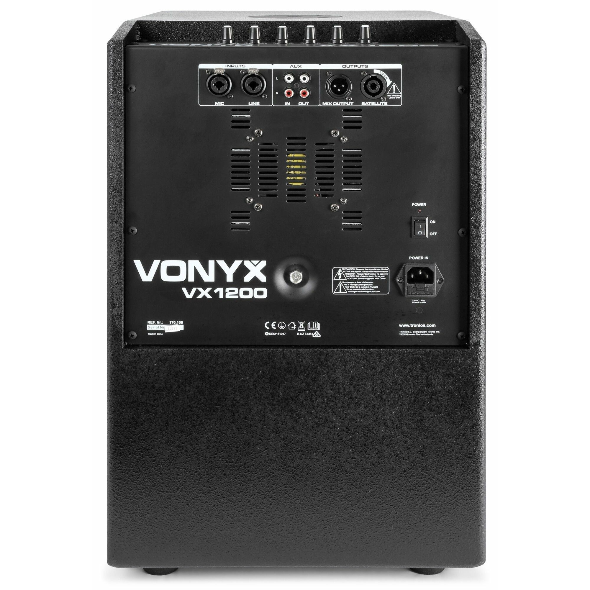 Achterkant van een zwarte speaker met inputs en outputs. Het merk is Vonyx, model VX1200.