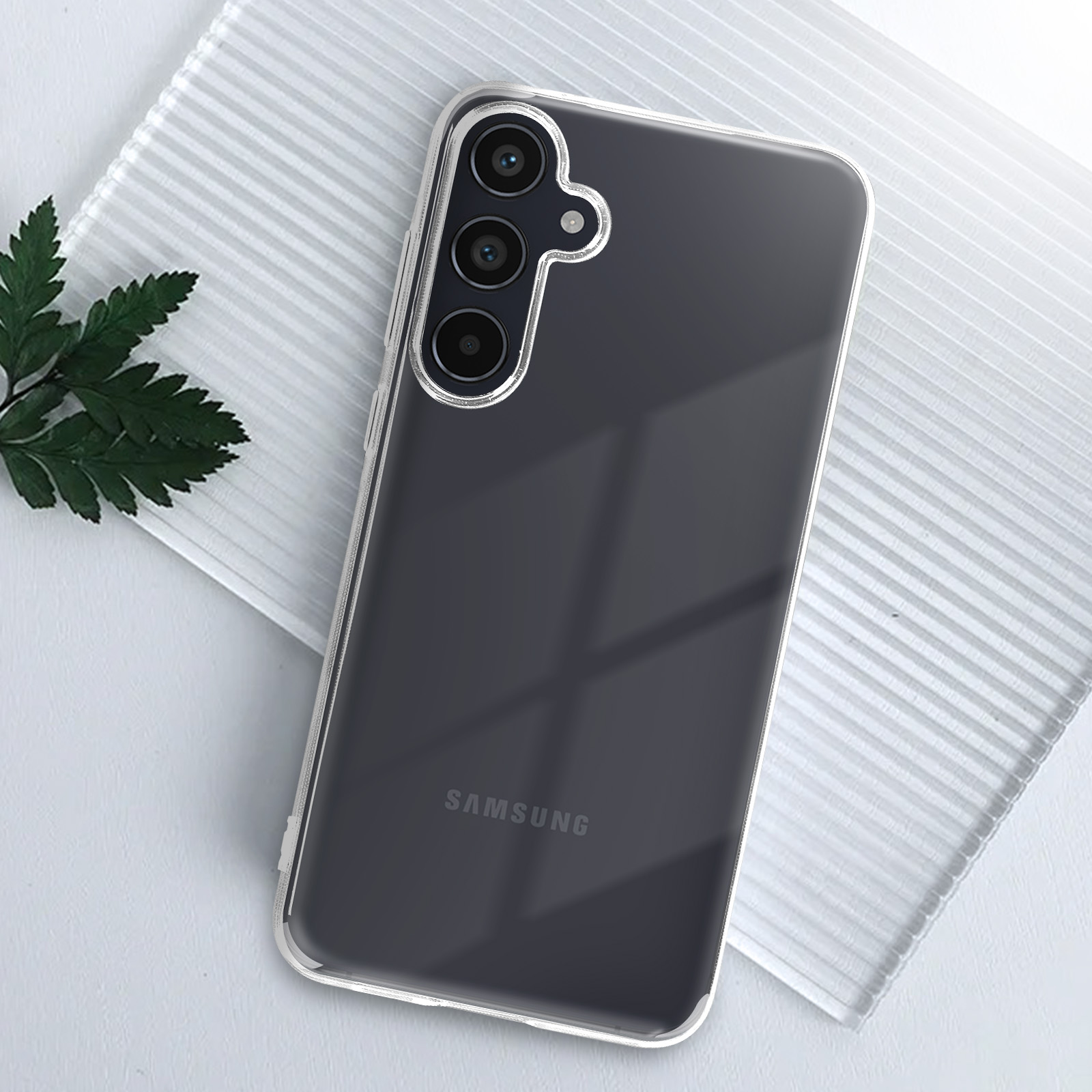Custodia per smartphone con retro trasparente, tre lenti per fotocamera e logo Samsung.