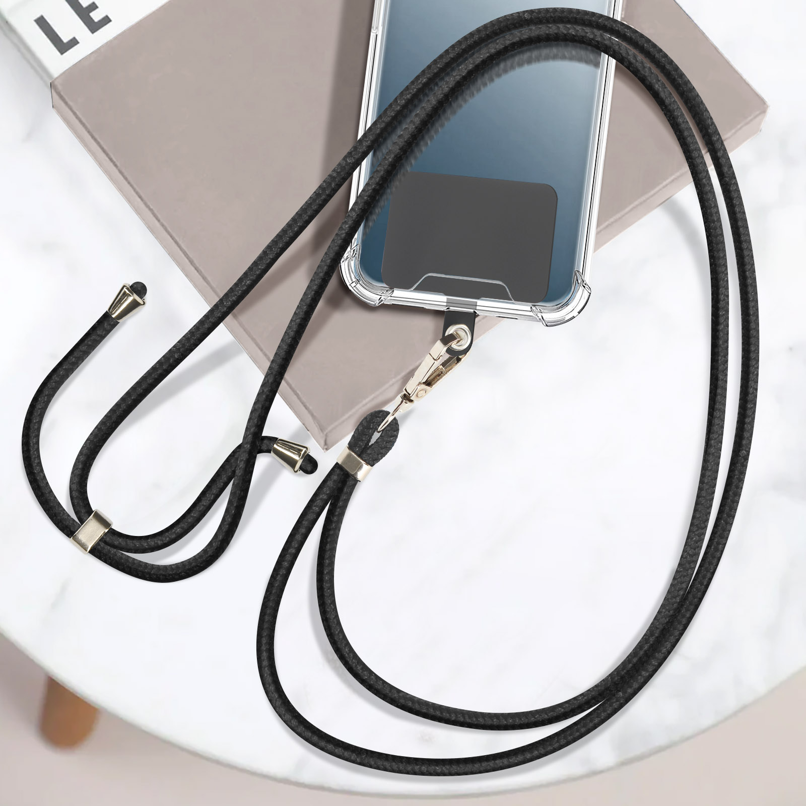 Un cordino nero per telefono con cordino nero e punte color oro e una custodia per telefono.