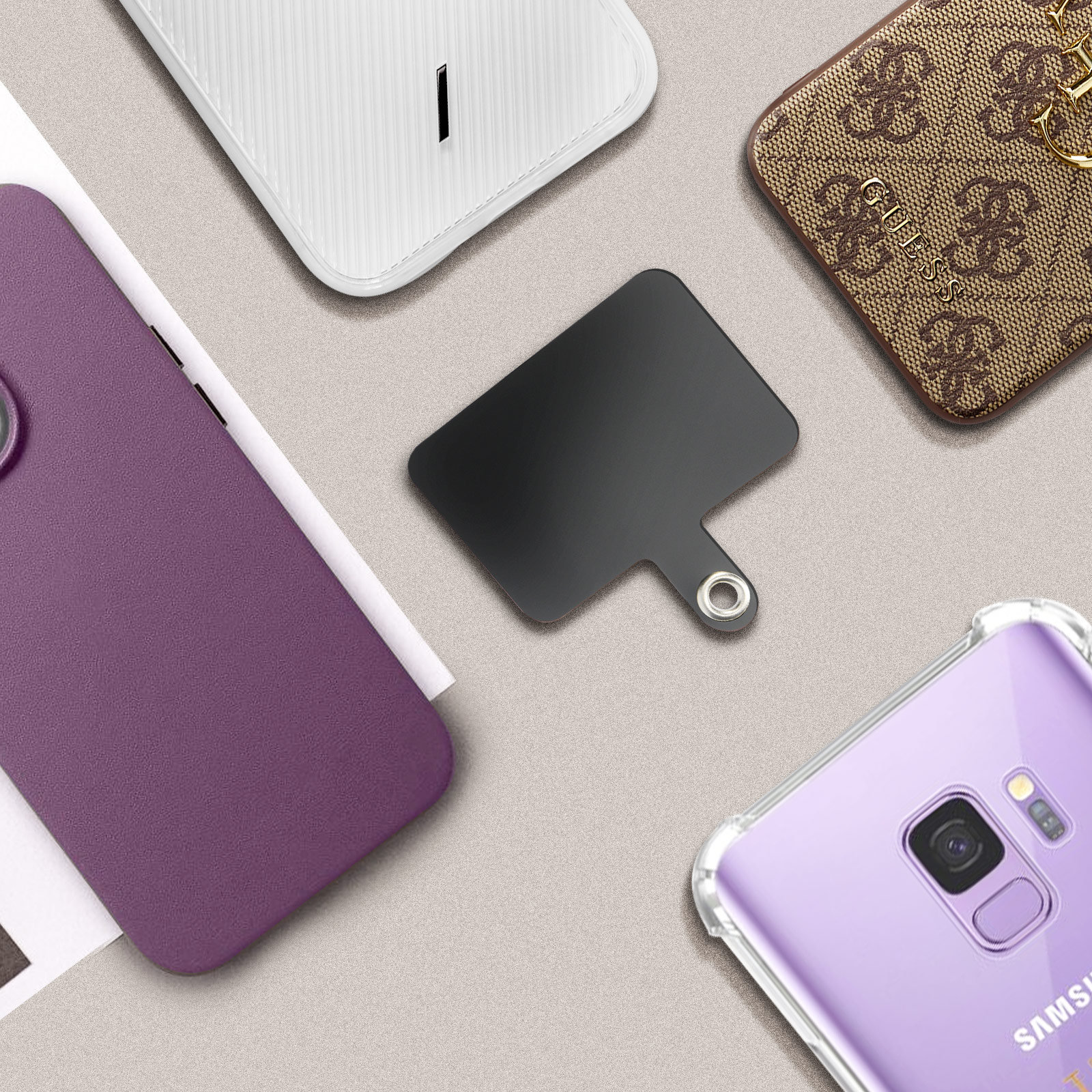 Varie custodie per telefono, tra cui una viola e una trasparente.