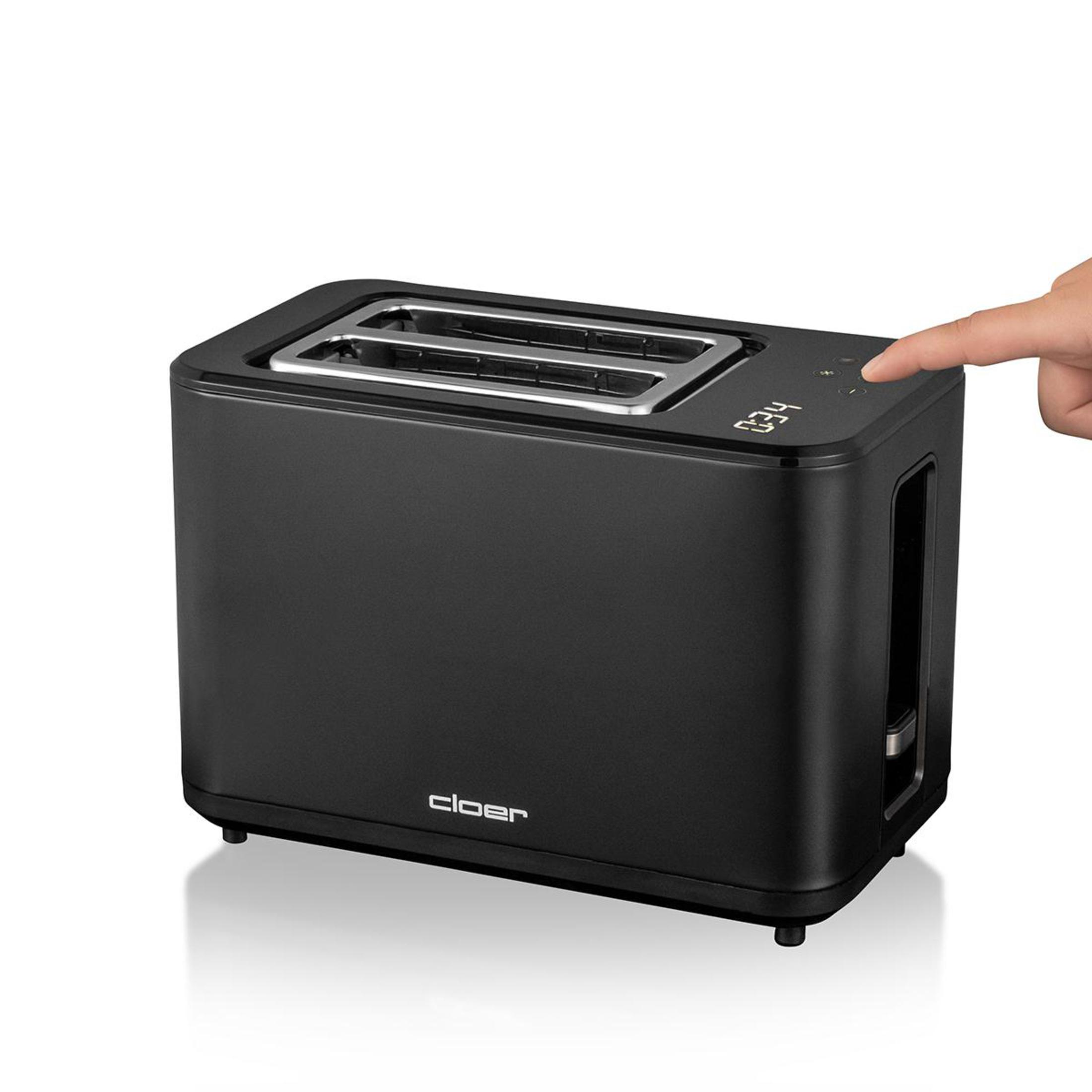 Schwarzer Toaster mit Digitalanzeige, Finger drückt die Starttaste.