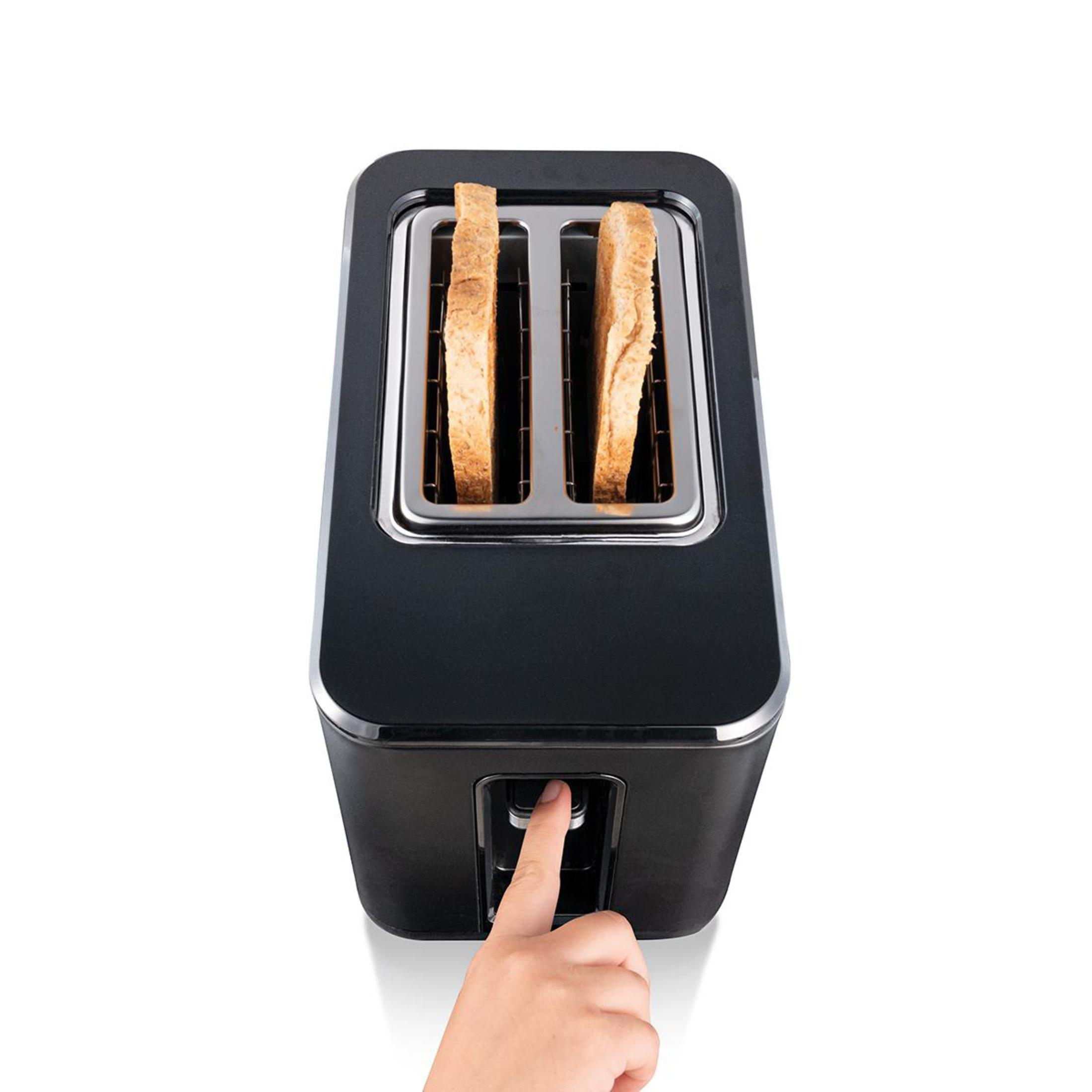 Eine Hand drückt eine Taste auf einem schwarzen Toaster mit zwei Brotscheiben.