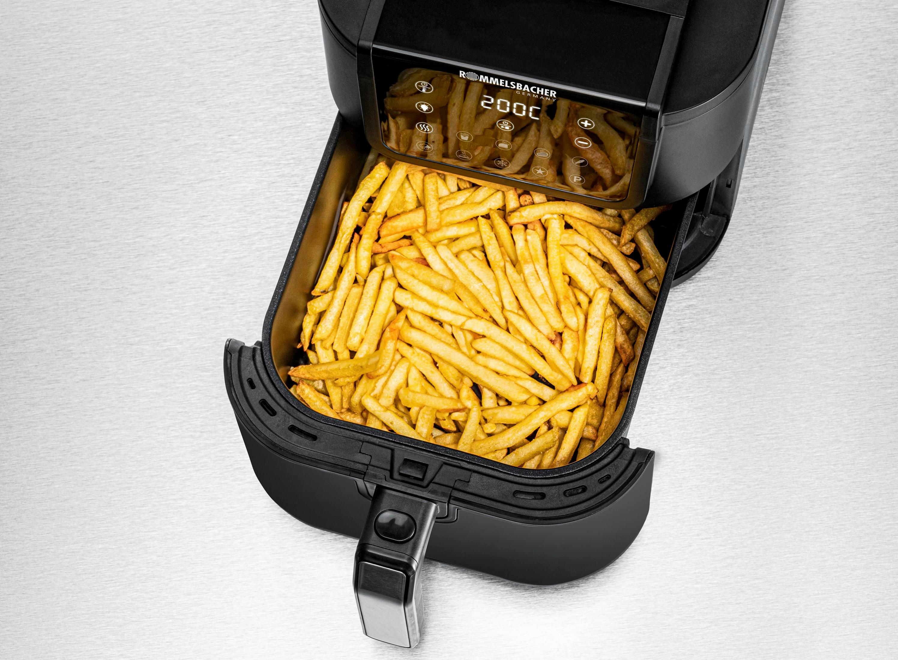 Frytownica powietrzna z szufladą pełną frytek.