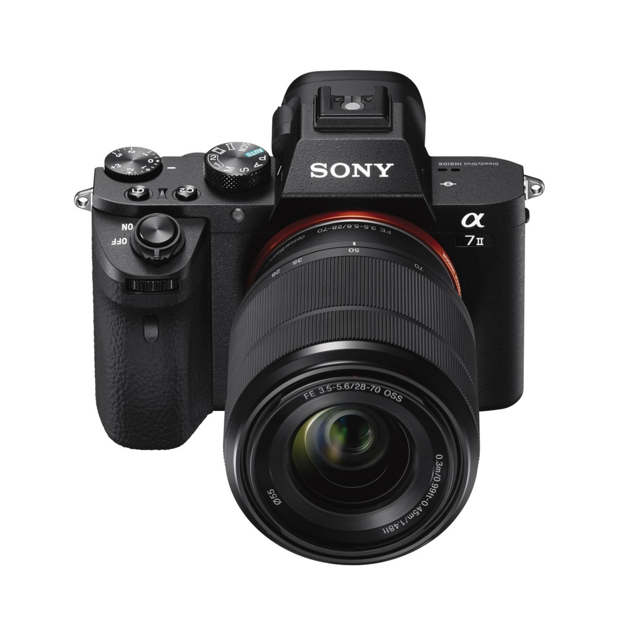 Una cámara negra Sony Alpha 7 II. El objetivo es prominente en el centro de la imagen.