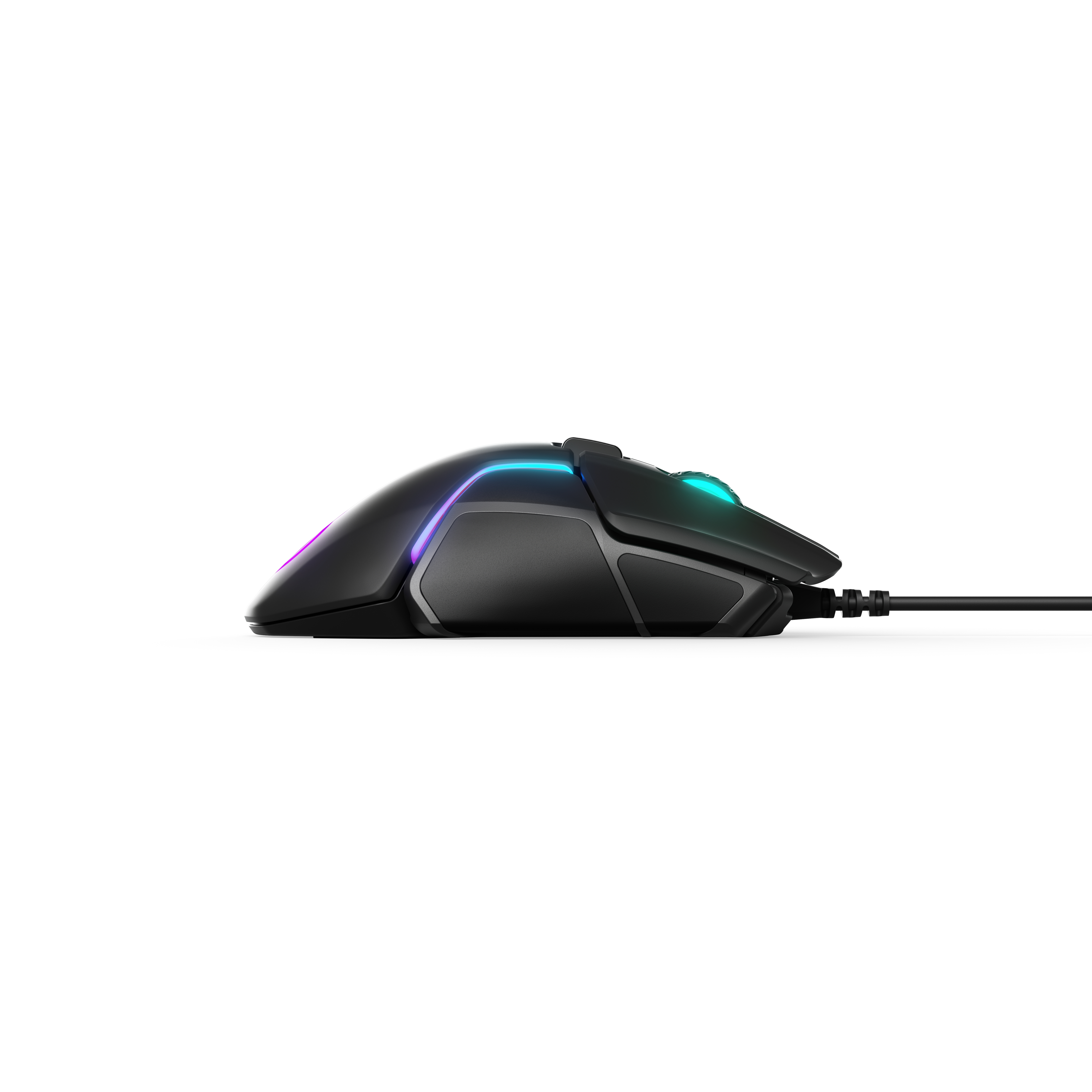 Schwarze Gaming-Maus auf weißem Hintergrund, Seitenansicht.