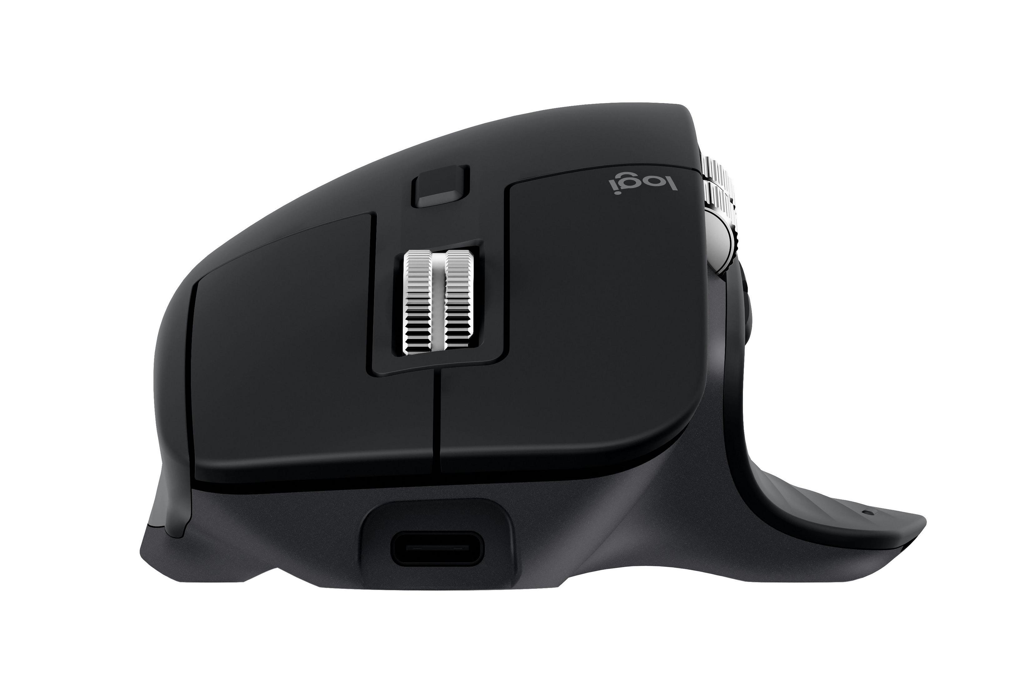 Une souris Logitech noire. Elle possède une molette de défilement et des boutons latéraux. Fond blanc.