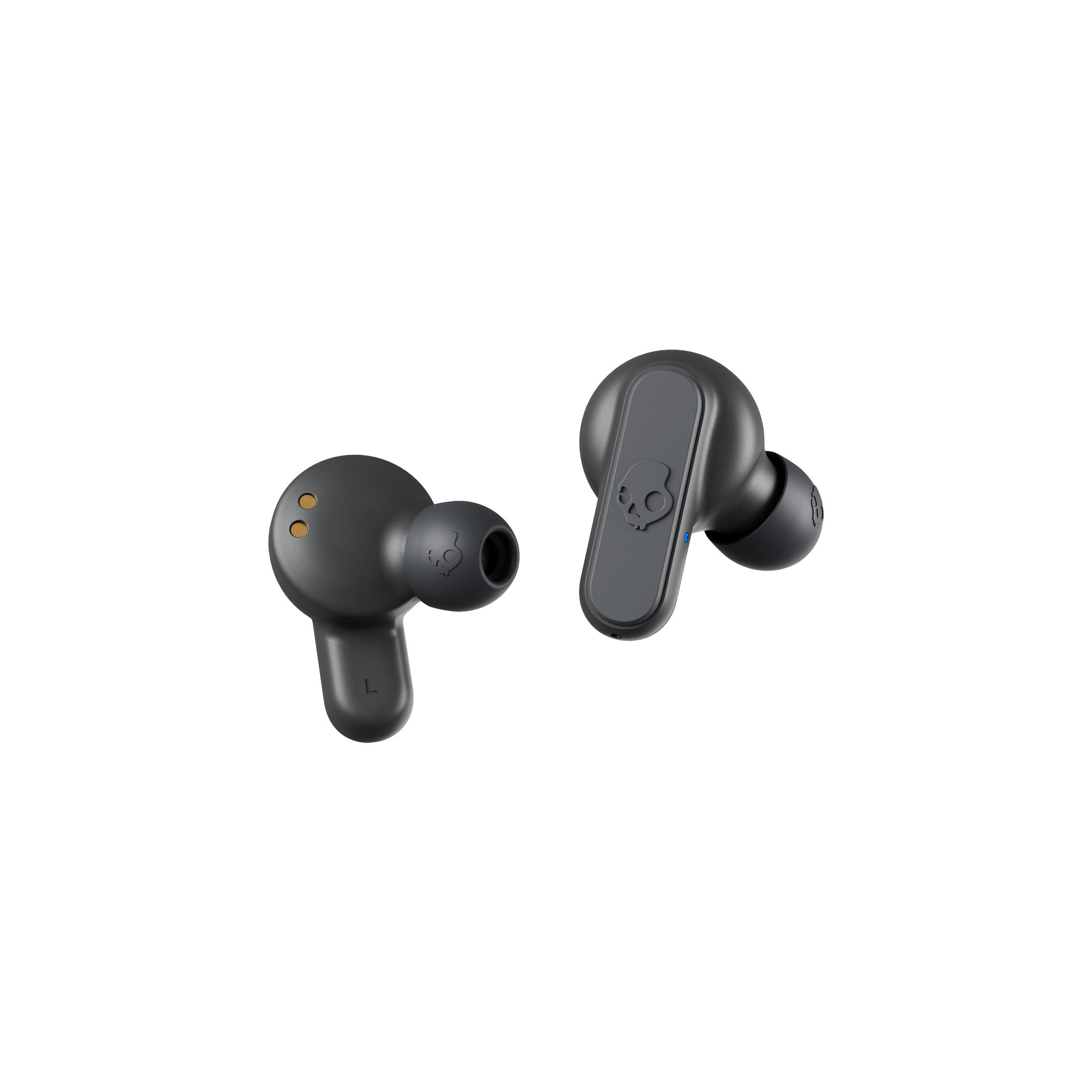 Schwarze Skullcandy-Ohrhörer. Linker Ohrhörer hat 'L'. Weißer Hintergrund.