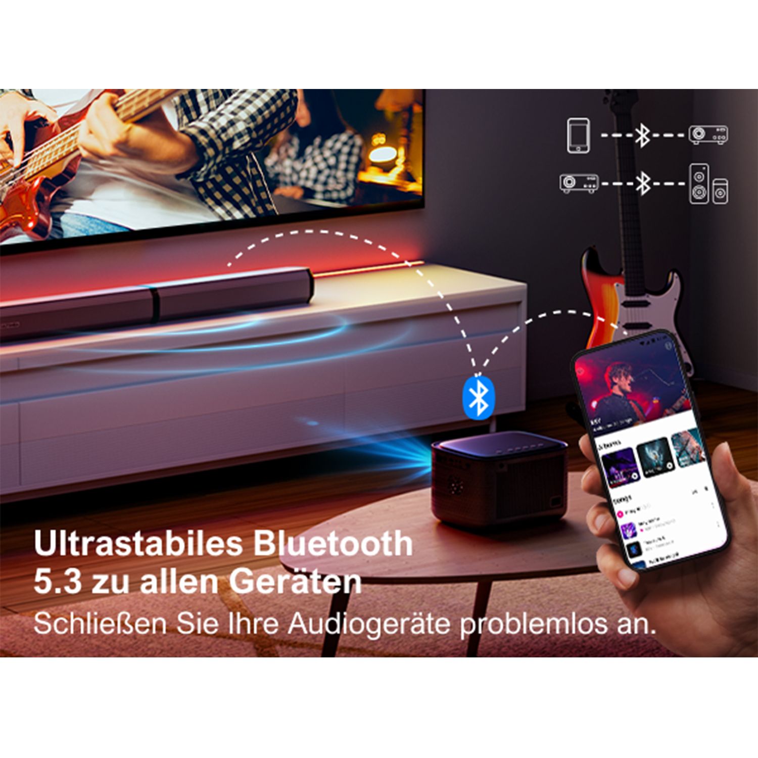 Szene: Ein Projektor, Smartphone, Gitarre und ein Fernseher auf einem weißen Schrank, verbunden via Bluetooth.
