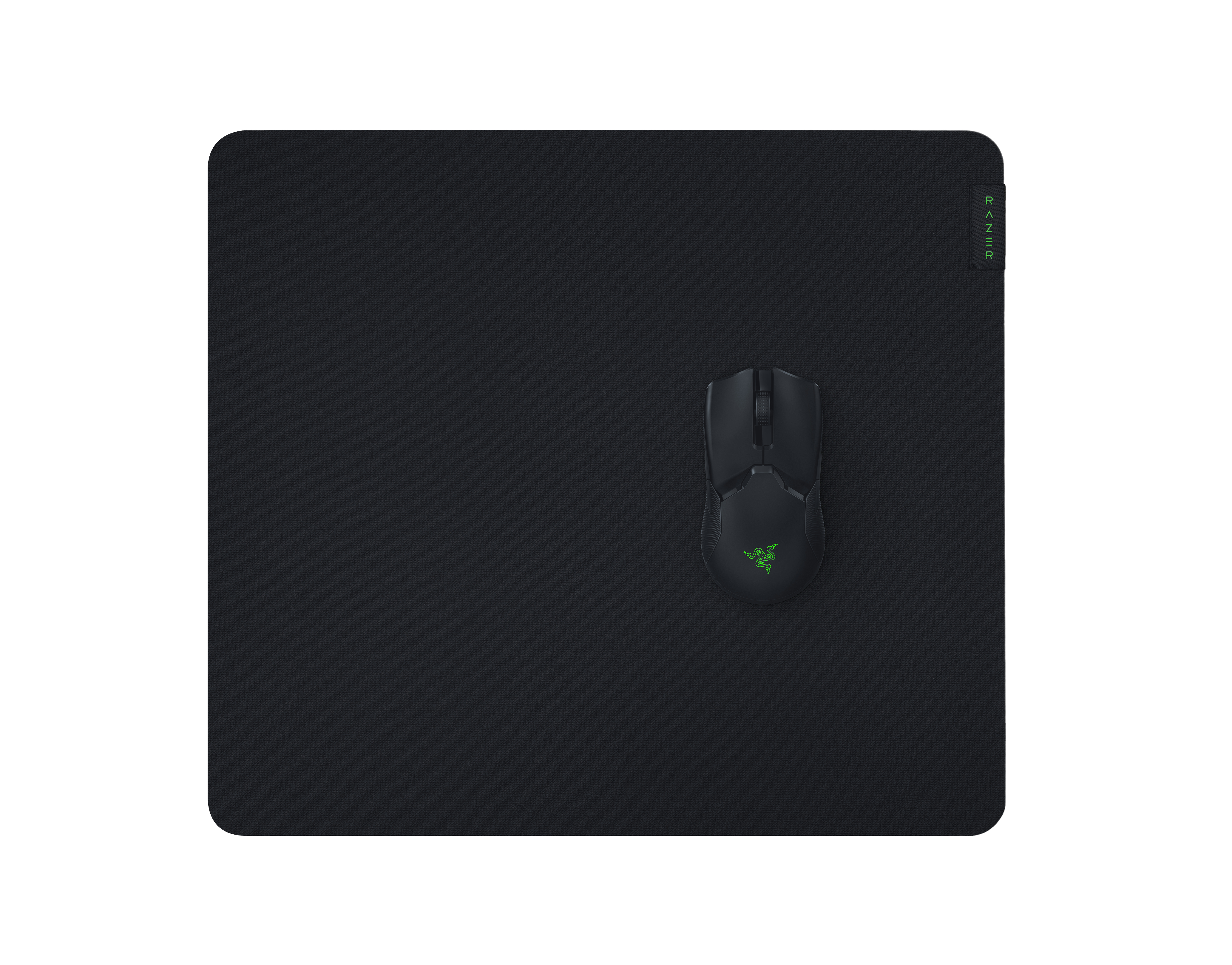 Zwarte Razer-muis op een zwarte muismat. Razer-logo zichtbaar op de muis.