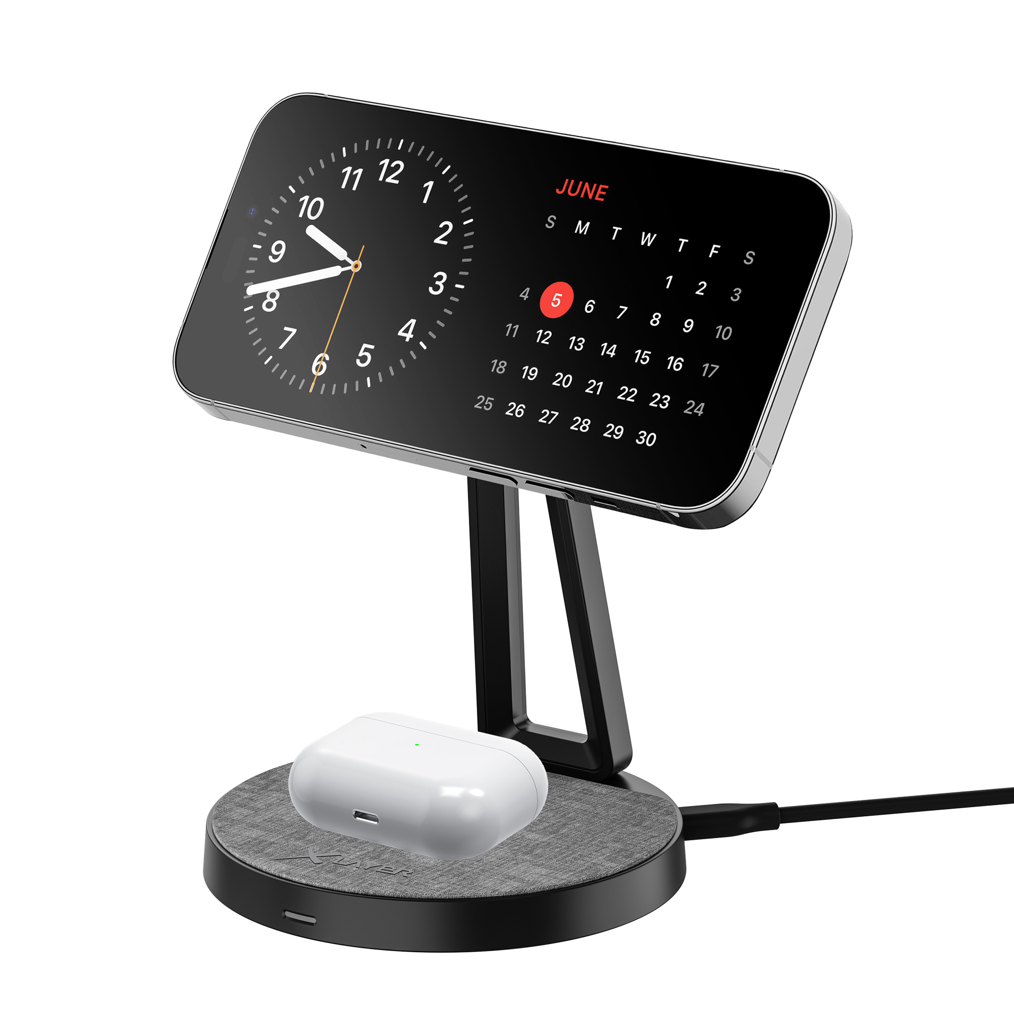 Ein schwarzer Ladeständer mit Uhr, Kalender und weißem AirPods-Etui auf runder Basis.