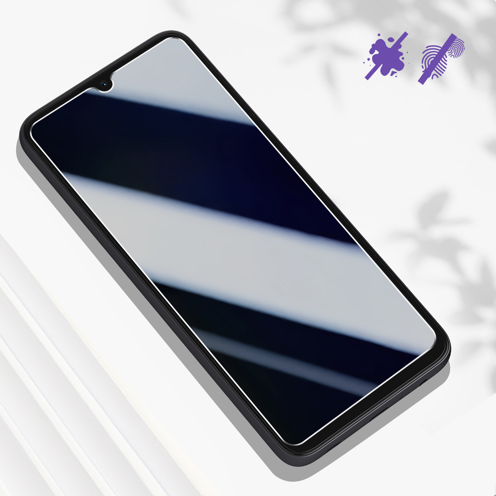 Uno smartphone con protezione schermo. Mostra una superficie riflettente. Sfondo con ombre di foglie e icone antimacchia.