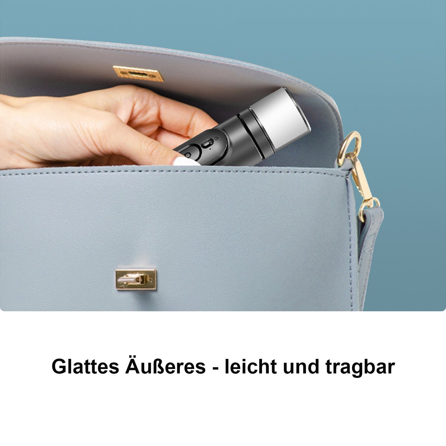 Eine Hand hält eine kleine, schwarze und silberne Taschenlampe in einer blauen Tasche.