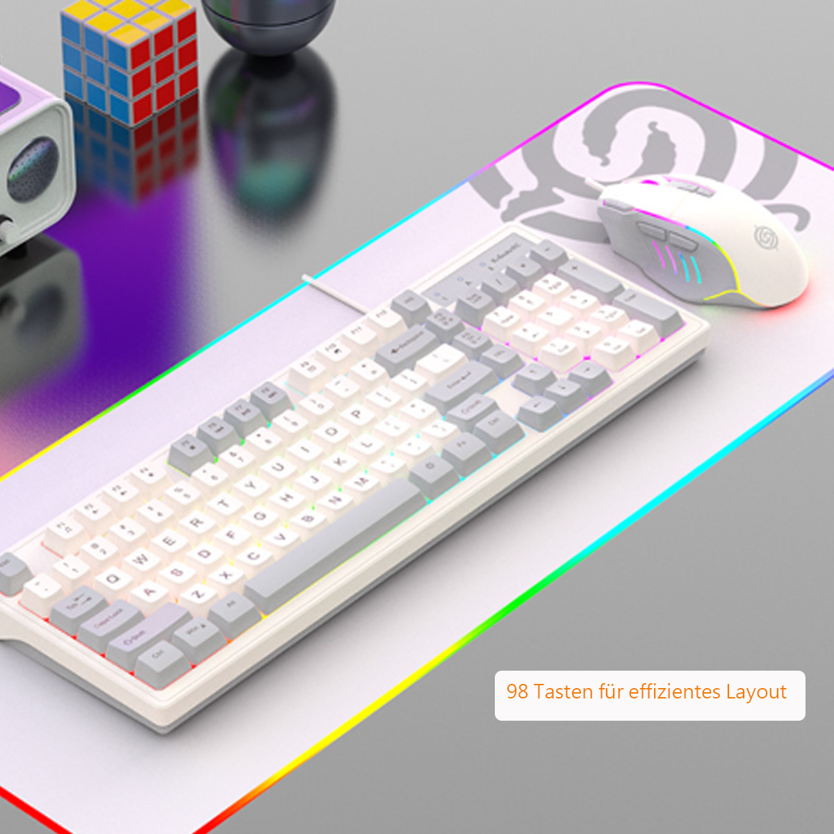 Eine weiße Tastatur mit Maus, ein weißes Mauspad und bunte Lichter.