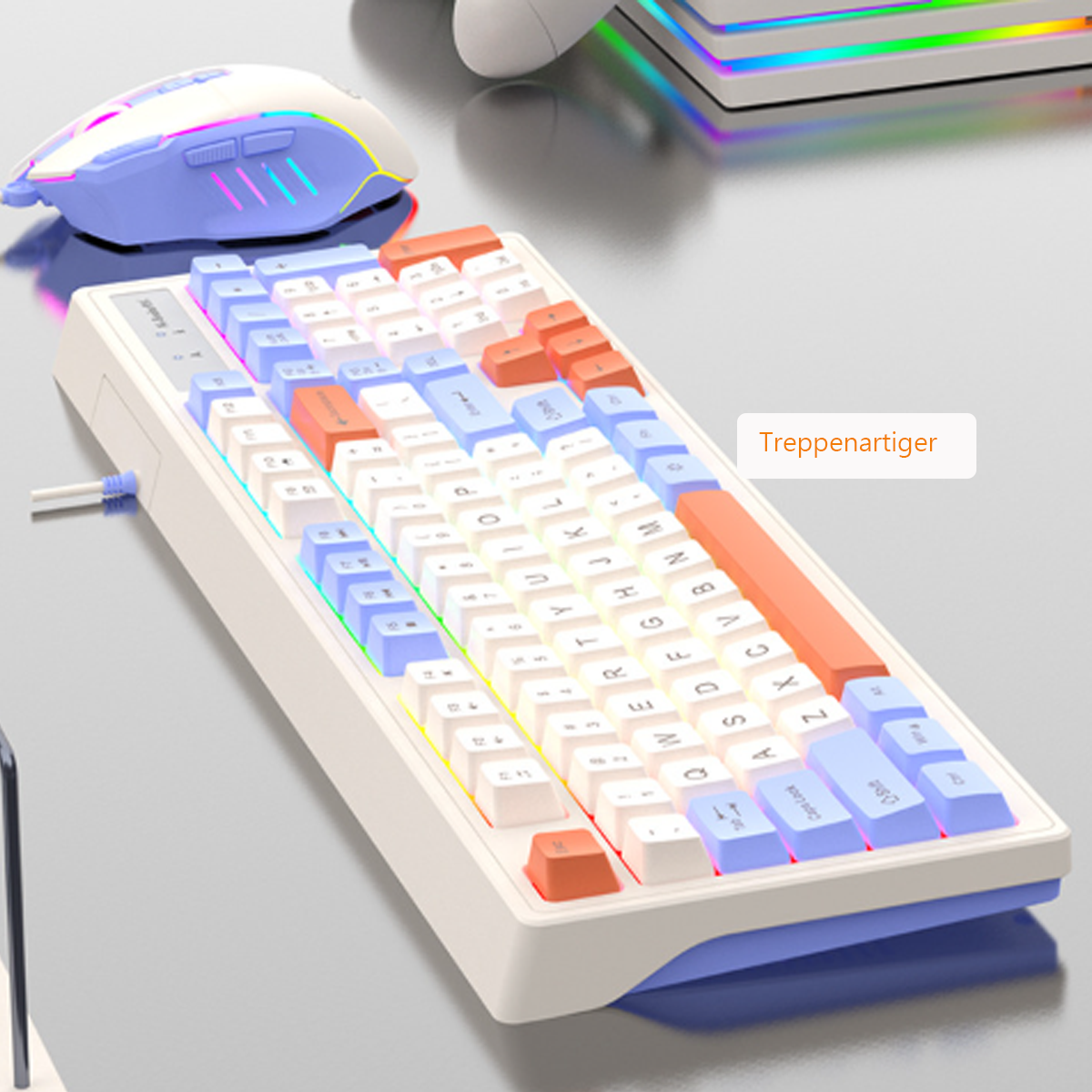 Weiße Tastatur mit bunten Tasten und einer Maus. Die Tastatur liegt auf einem Tisch.