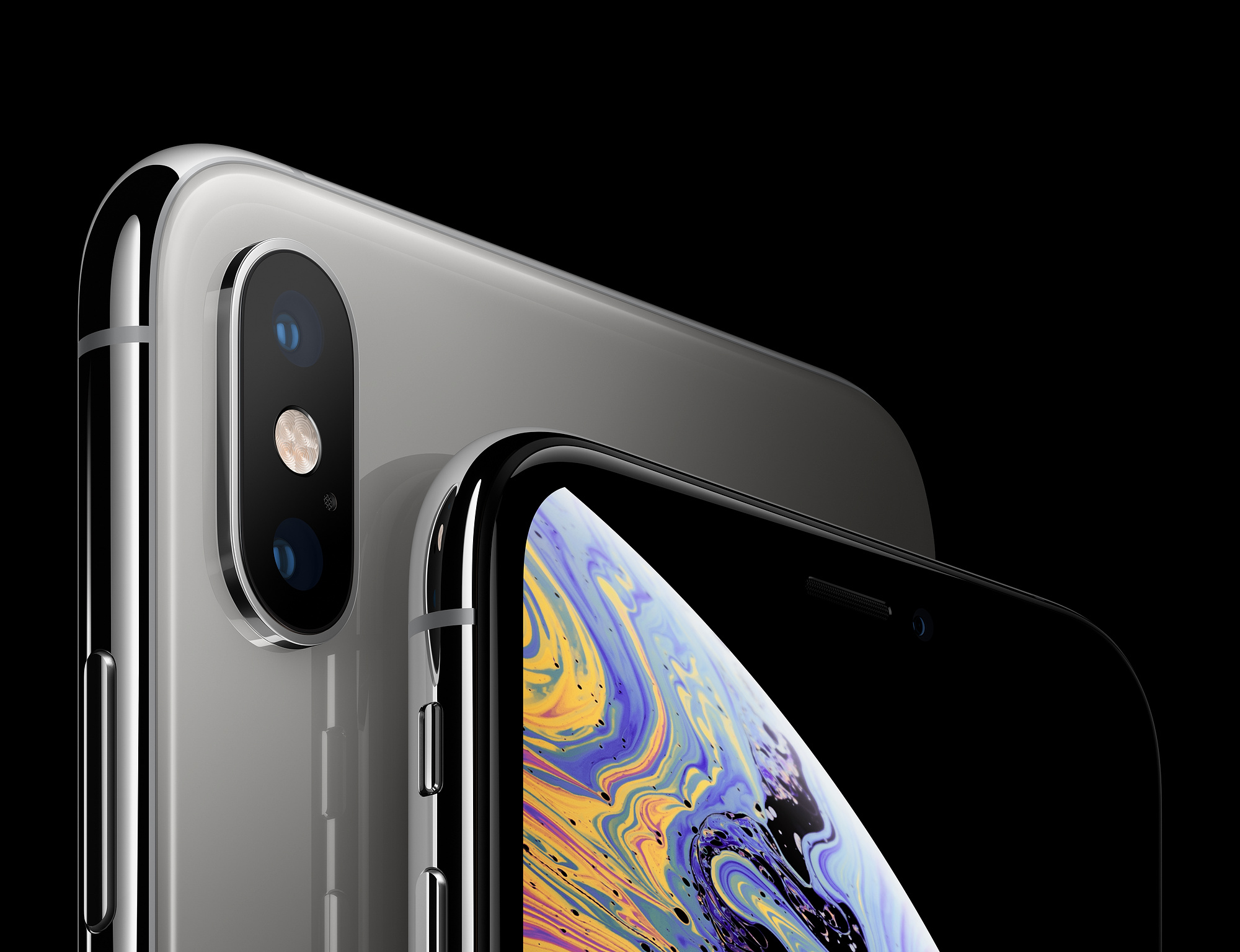 Twee iPhones, met camera's aan de achterkant en het scherm aan de voorkant, tegen een donkere achtergrond.