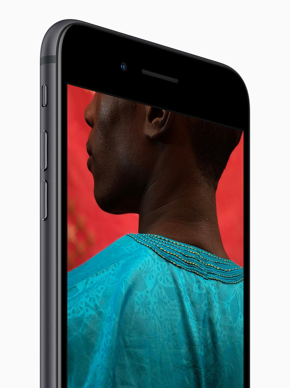 Primer plano de un iPhone negro, mostrando a un hombre con una camisa azul en la pantalla.