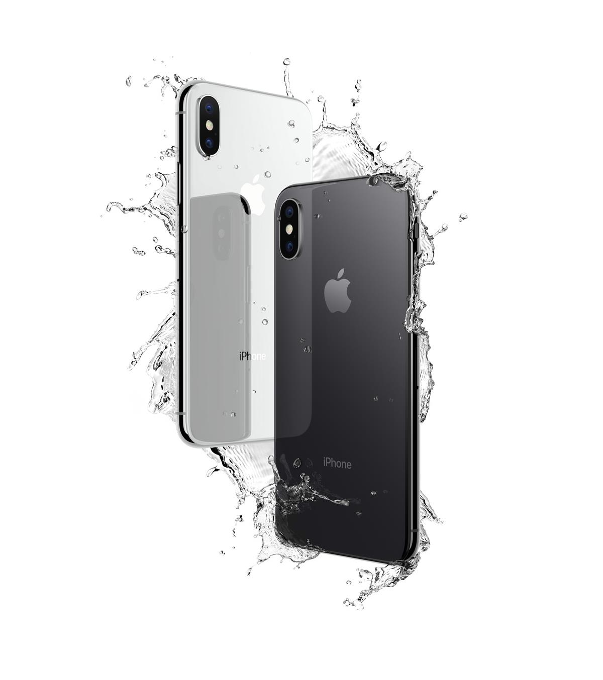 Dos teléfonos iPhone X, uno blanco y otro negro, con agua salpicando alrededor.