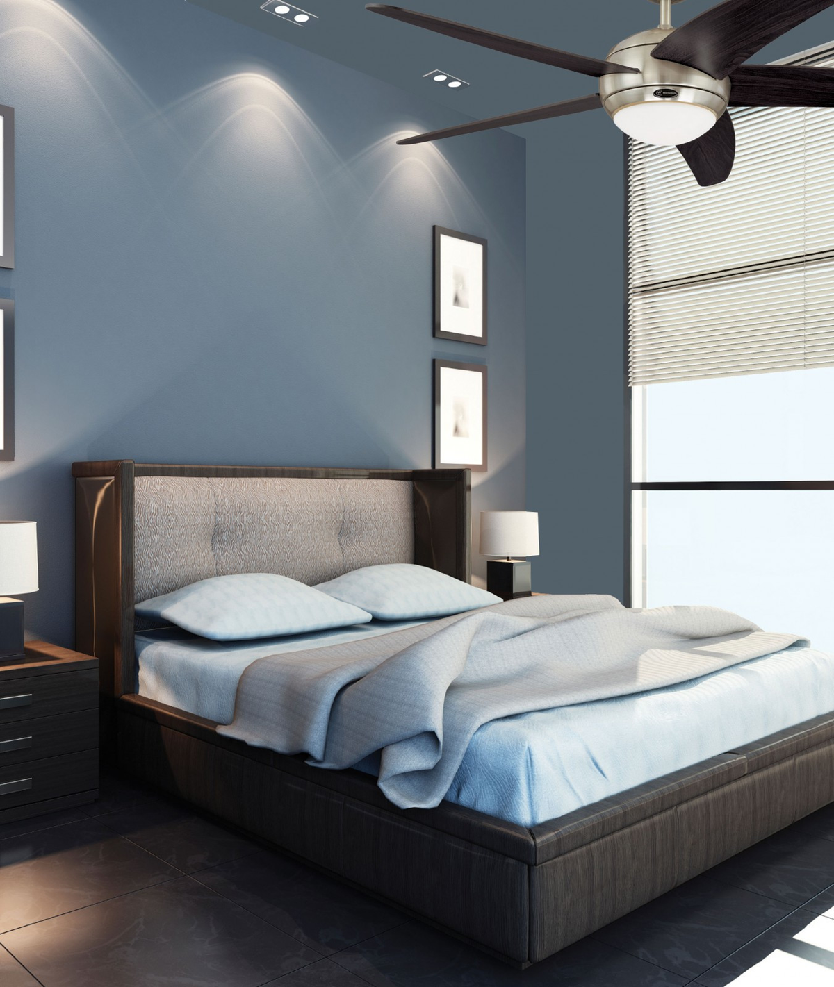 Camera da letto con parete blu, letto, ventilatore a soffitto e due quadri incorniciati. Interni moderni.