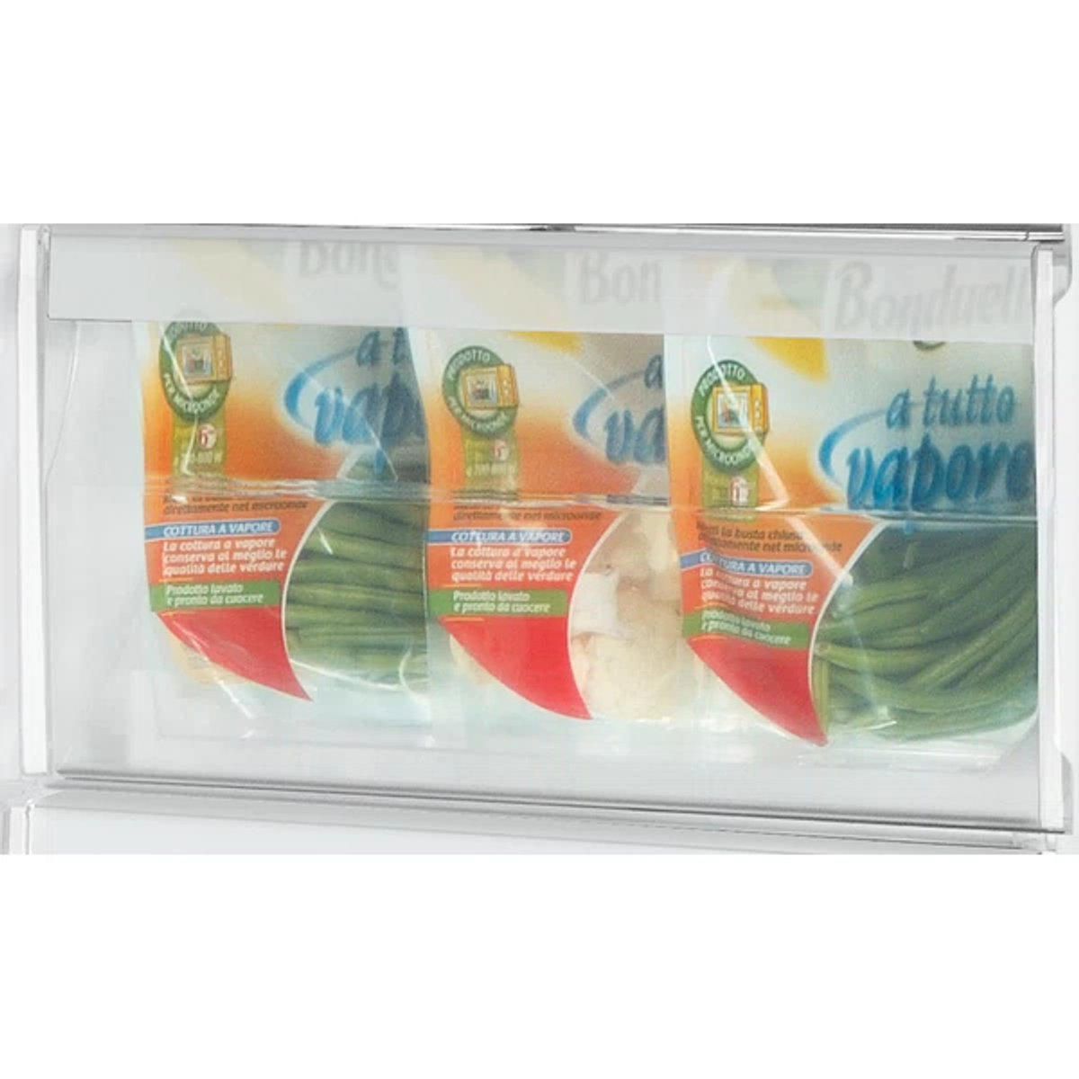 Przezroczysty plastikowy pojemnik z fasolką szparagową. Widoczne czerwone i białe etykiety.