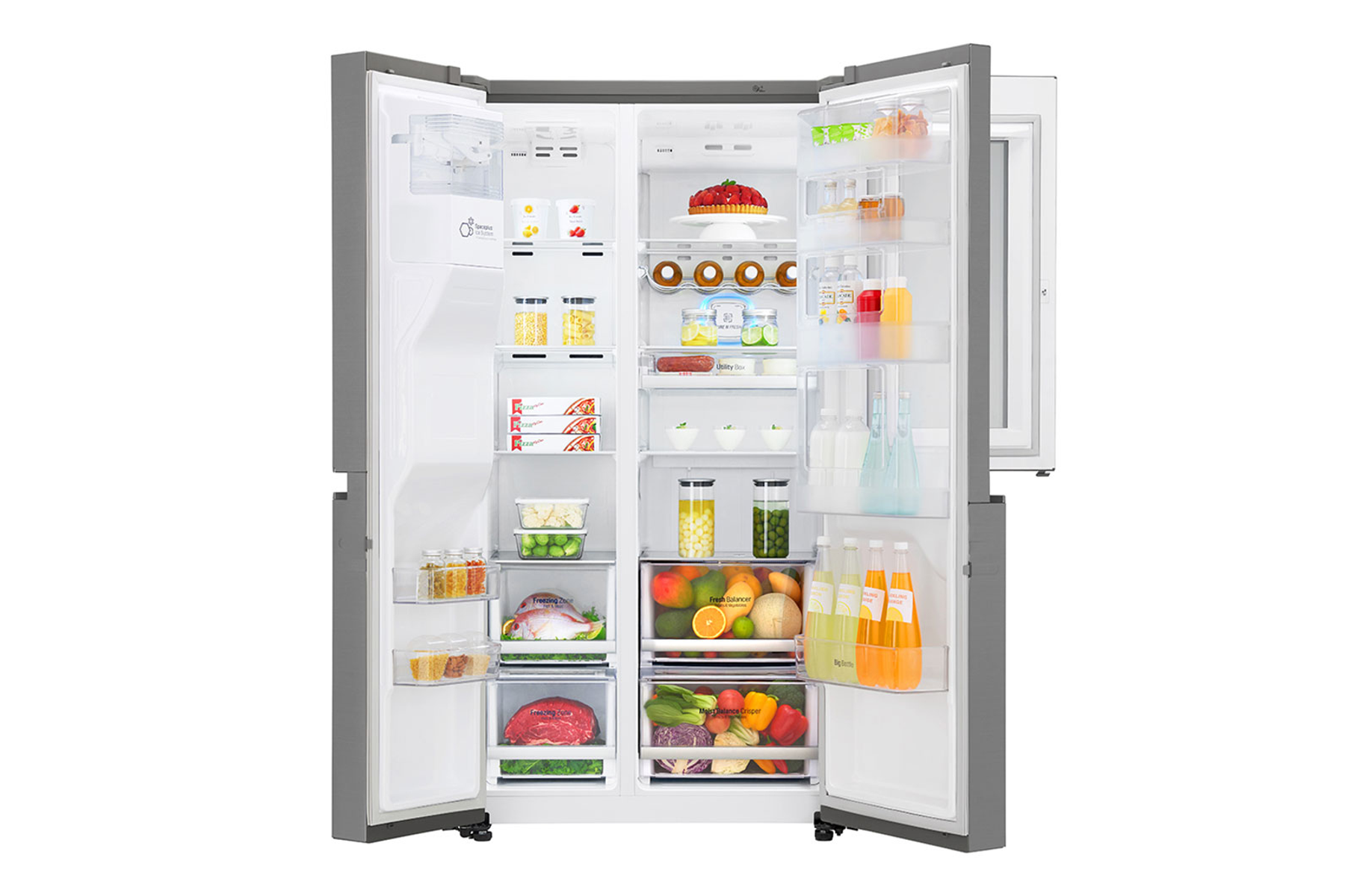 Un refrigerador moderno con puertas abiertas, lleno de alimentos como frutas, verduras, bebidas y productos envasados. El interior está bien iluminado.