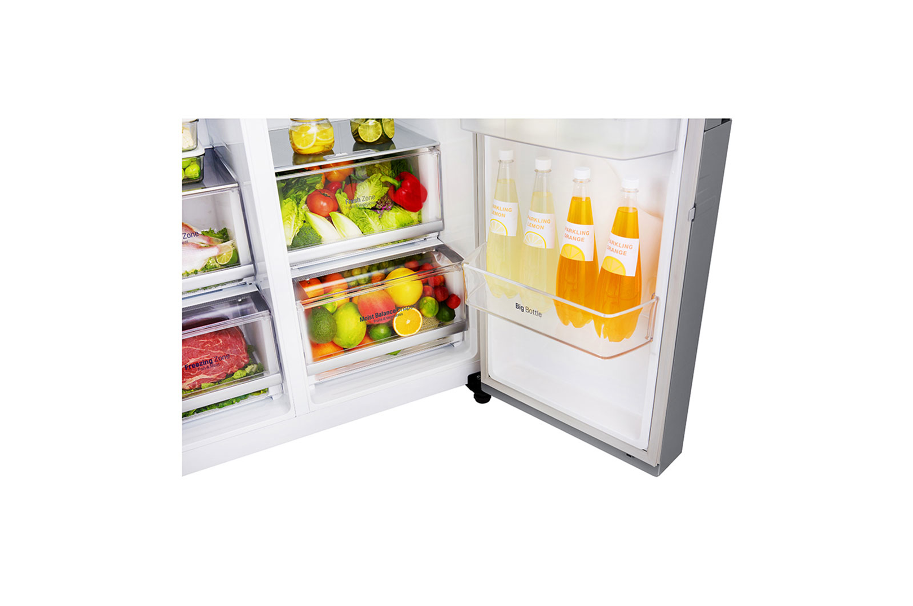 Refrigerador abierto con frutas, verduras y bebidas. Contenedores de almacenamiento transparentes contienen productos. Botellas de bebidas gaseosas de naranja y limón.