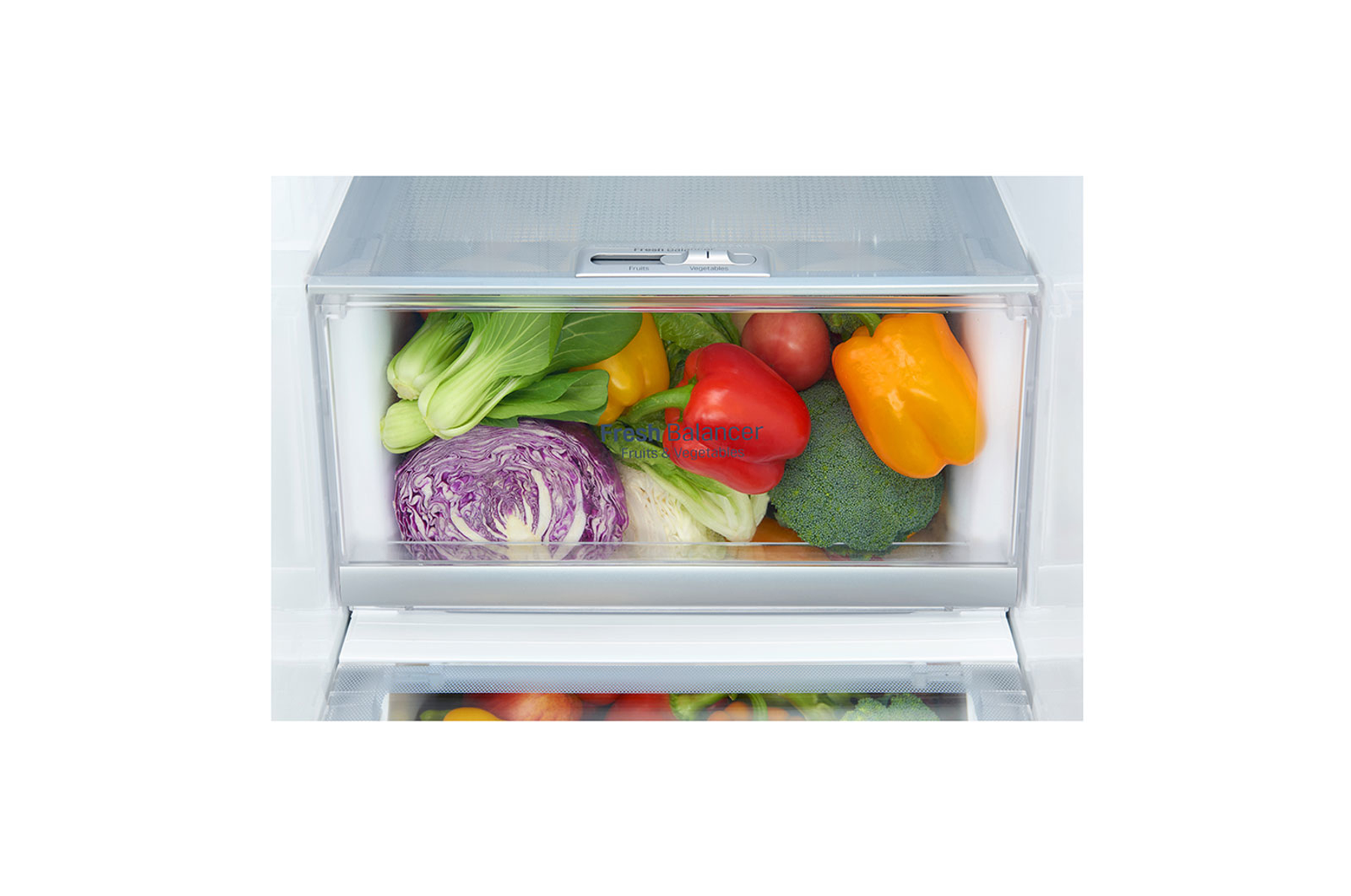 Dentro de un cajón del refrigerador, una variedad de verduras frescas: col morada, bok choy, pimientos rojos y amarillos, brócoli y tomates.
