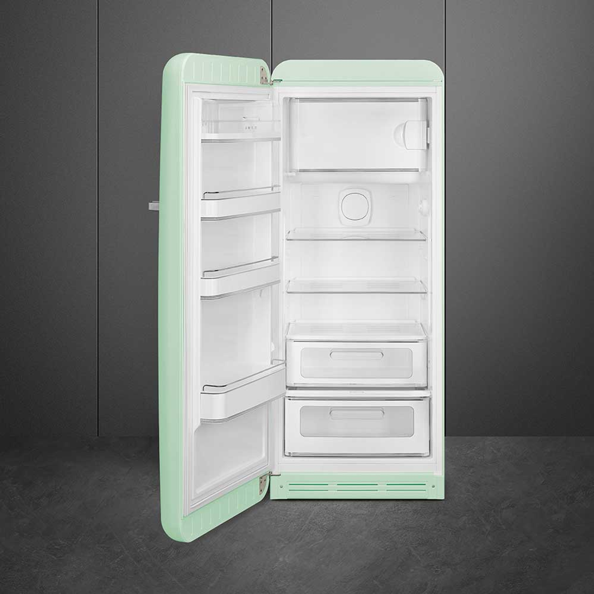 Un frigorifero Smeg verde menta, aperto, con ripiani e cassetti visibili.