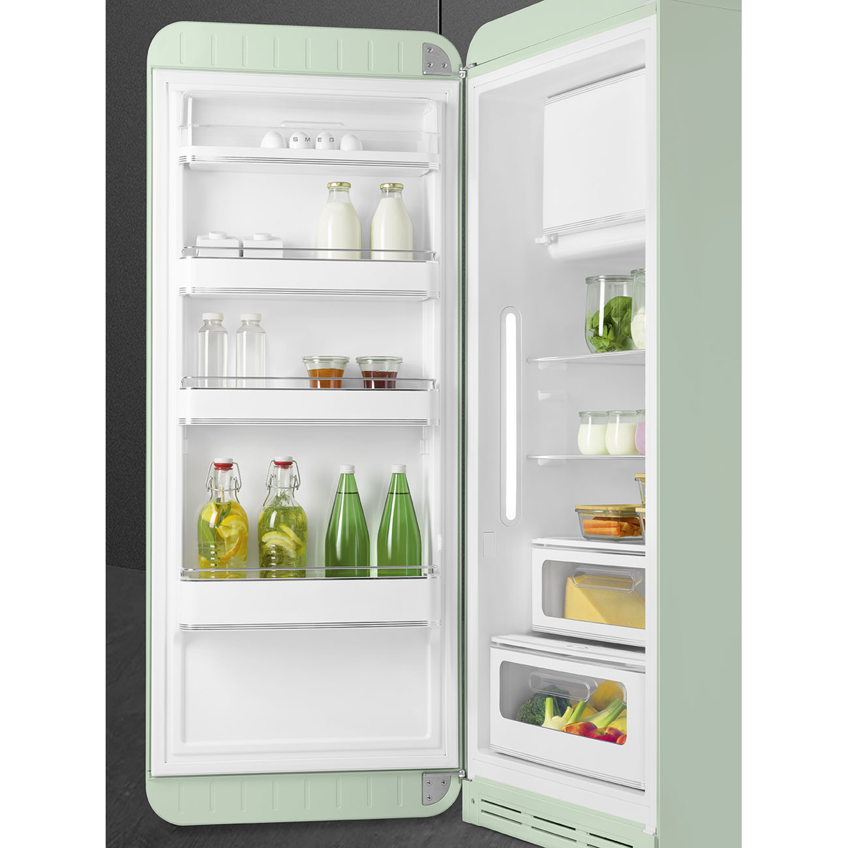 Un frigorifero SMEG con la porta aperta. Bottiglie, barattoli e cibo sono visibili sugli scaffali.