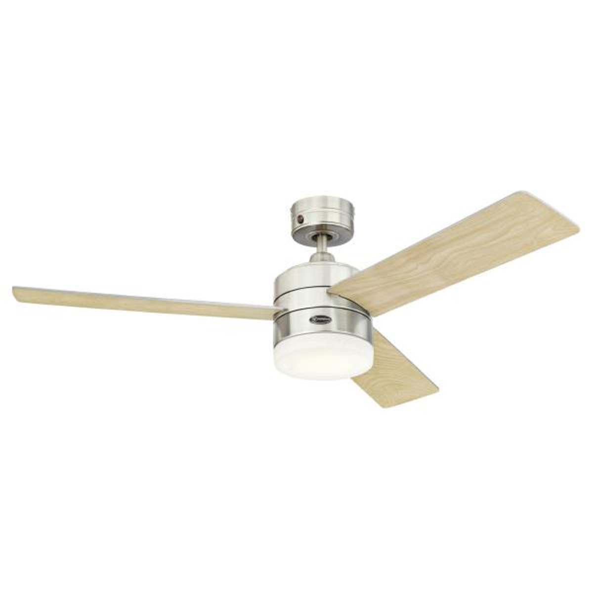 Ventilatore da soffitto con tre pale in legno chiaro e corpo cromato, con luce bianca. Sfondo bianco.