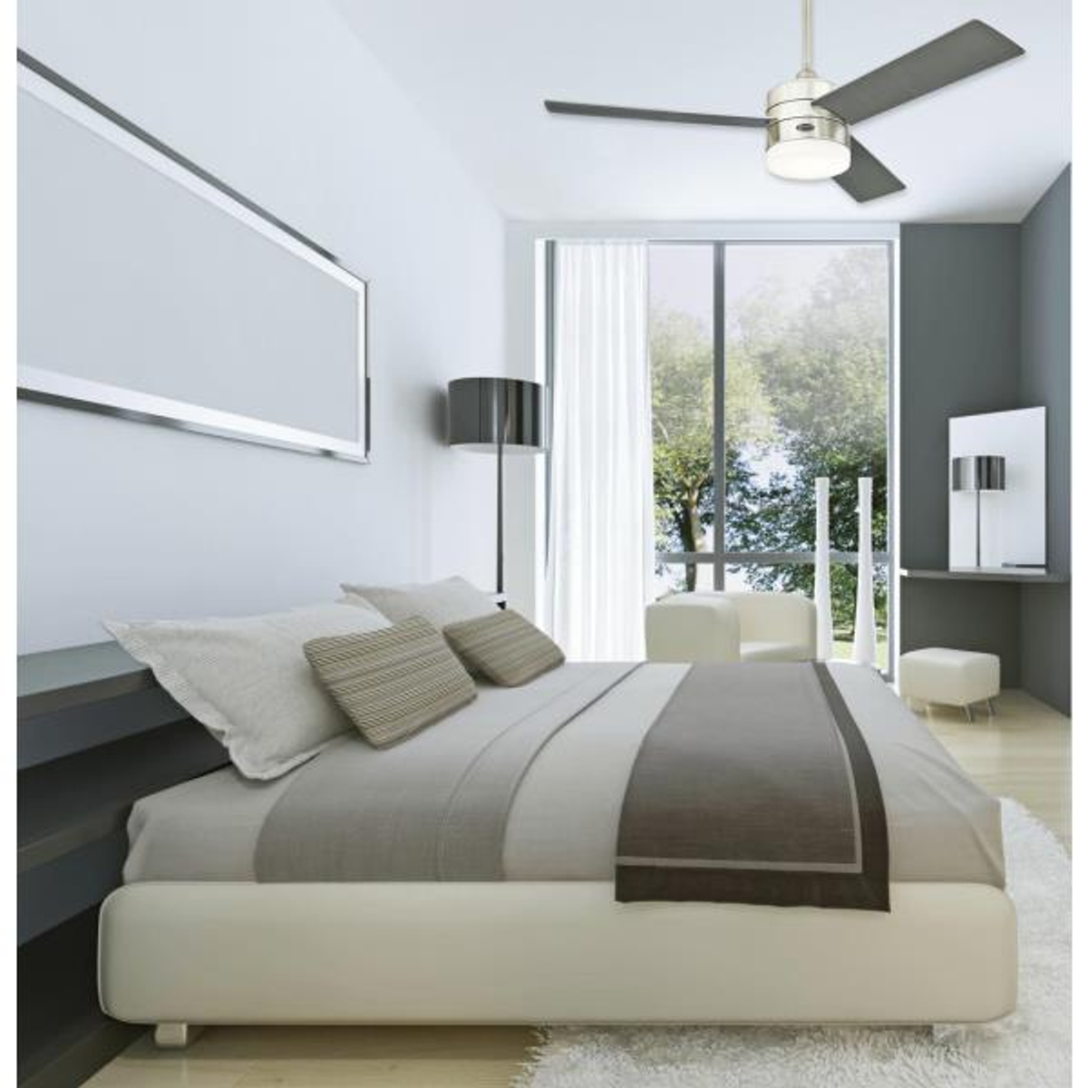 Camera da letto con letto bianco, grande finestra, cornice e ventilatore a soffitto.