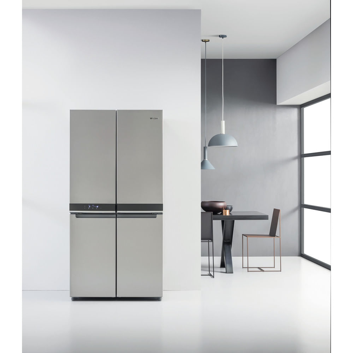 Frigorifero Whirlpool in acciaio inox a quattro porte in una cucina moderna.