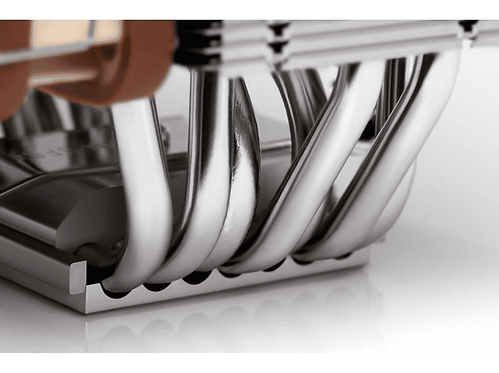 Zbliżenie chłodnicy procesora z miedzianymi rurkami. Srebrny i brązowy.