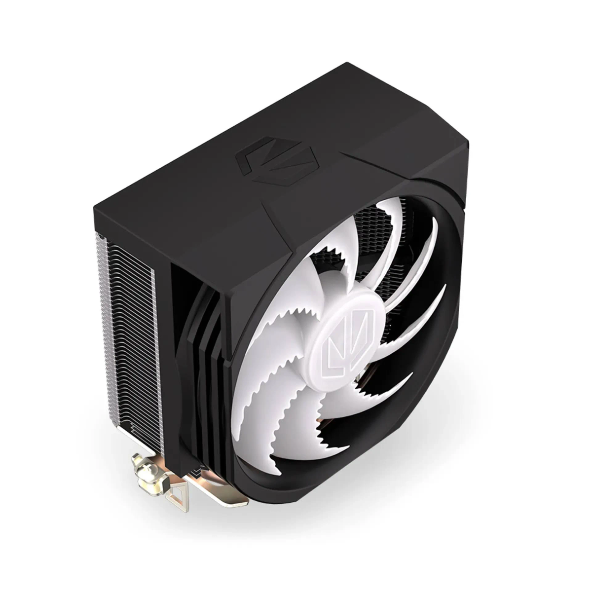 Czarny cooler do komputera z białymi łopatkami wentylatora. Posiada radiator i znajduje się na białej powierzchni.