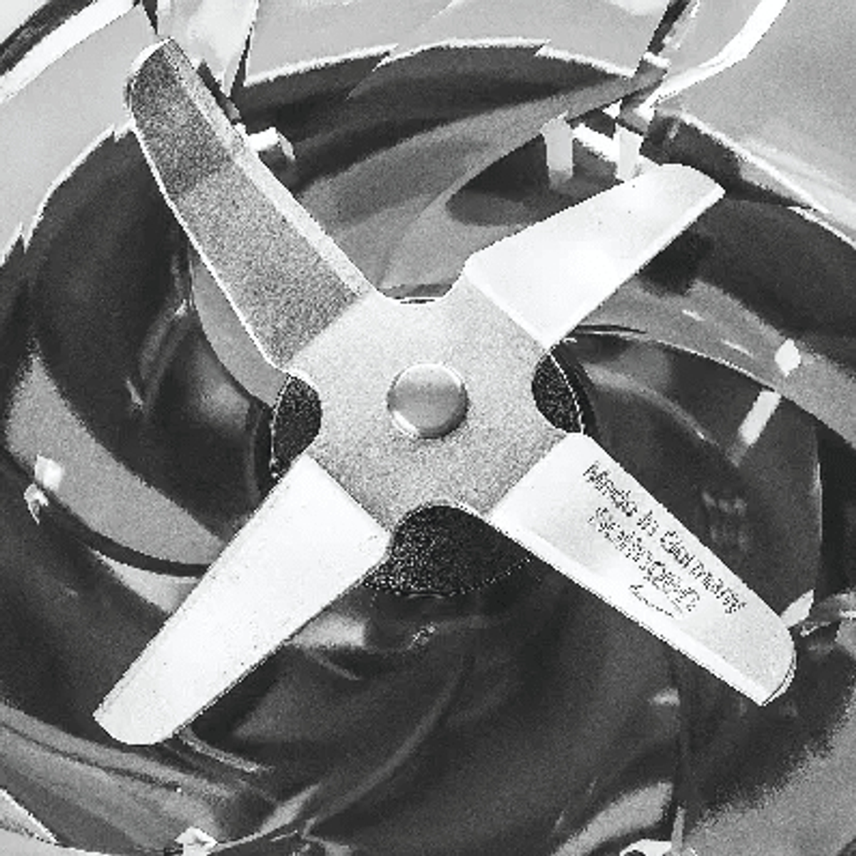 Zbliżenie ostrza blendera pokazujące cztery ostrza ze srebrnym wykończeniem. Ostrza są w okrągłym kształcie.