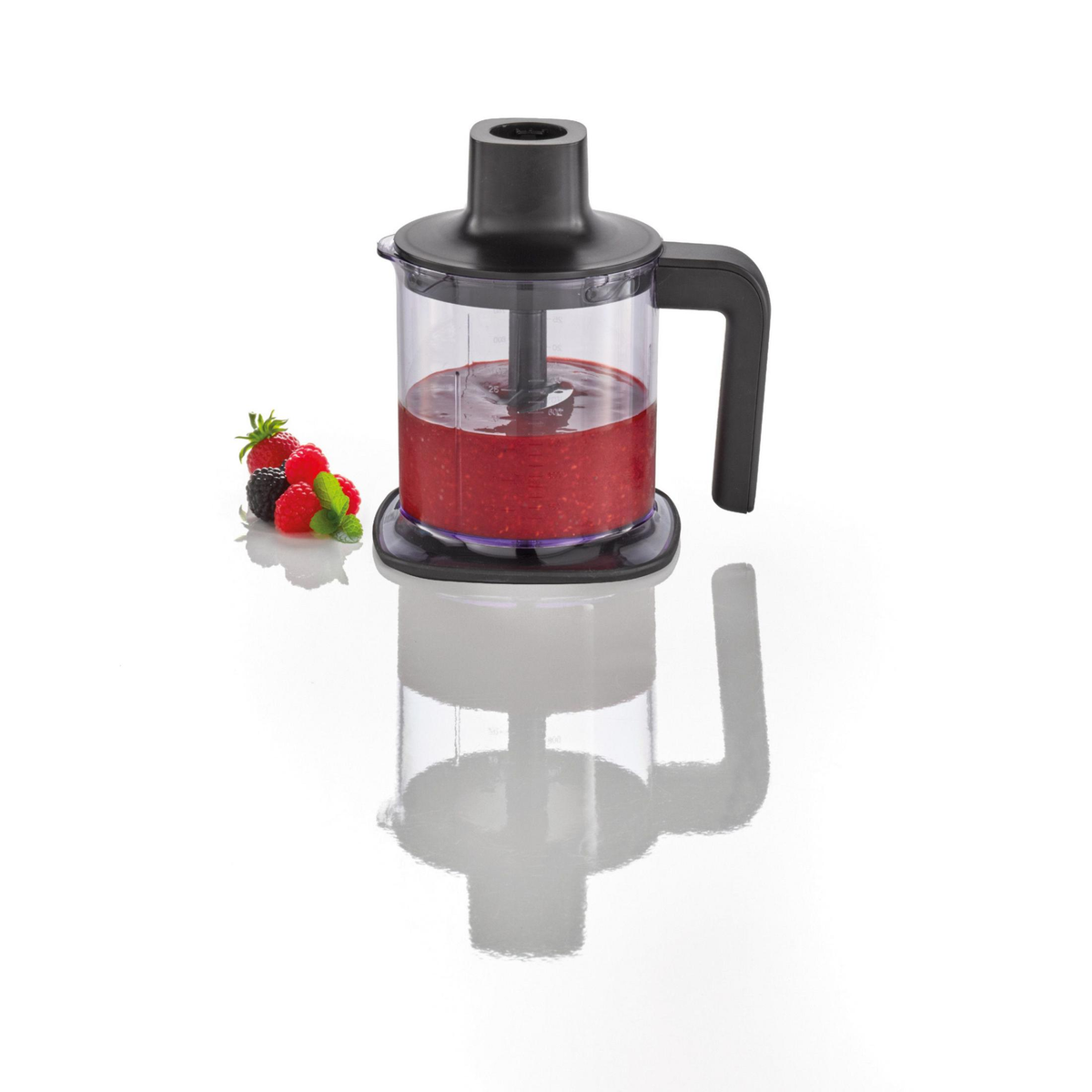 Mixer mit roter Flüssigkeit und Beeren. Schwarzer Sockel und Griff, weißer Hintergrund.