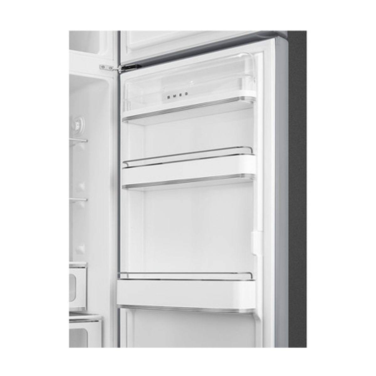 Interior de un refrigerador con estantes y cajones, con un panel lateral gris.