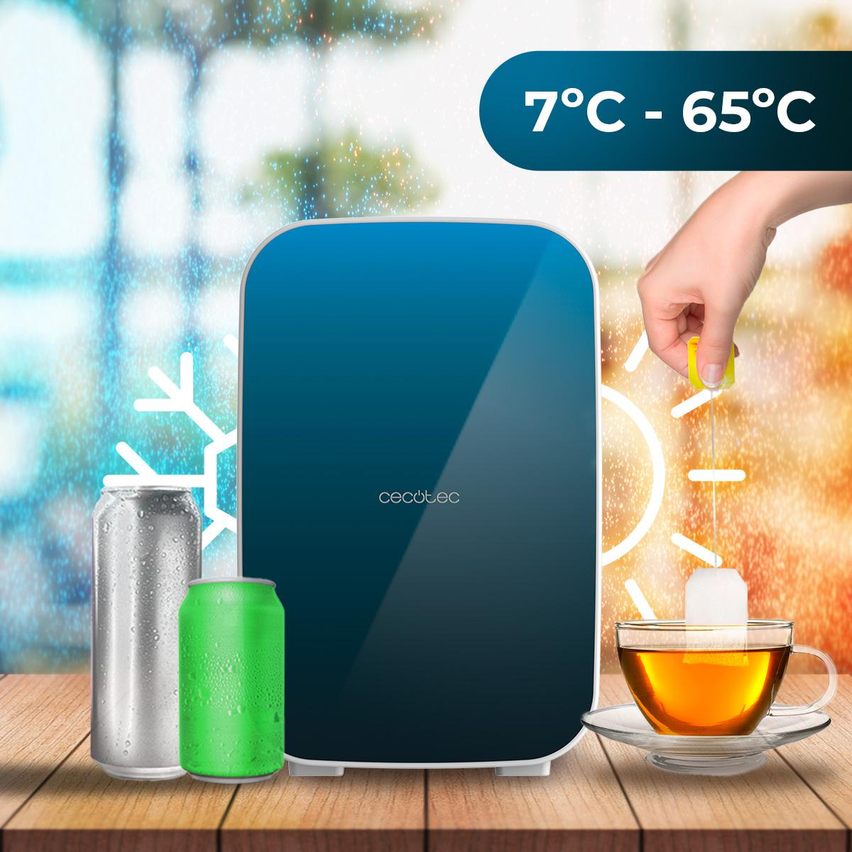 Un refrigerador portátil azul y blanco con bebidas y una mano colocando una bolsita de té en una taza.