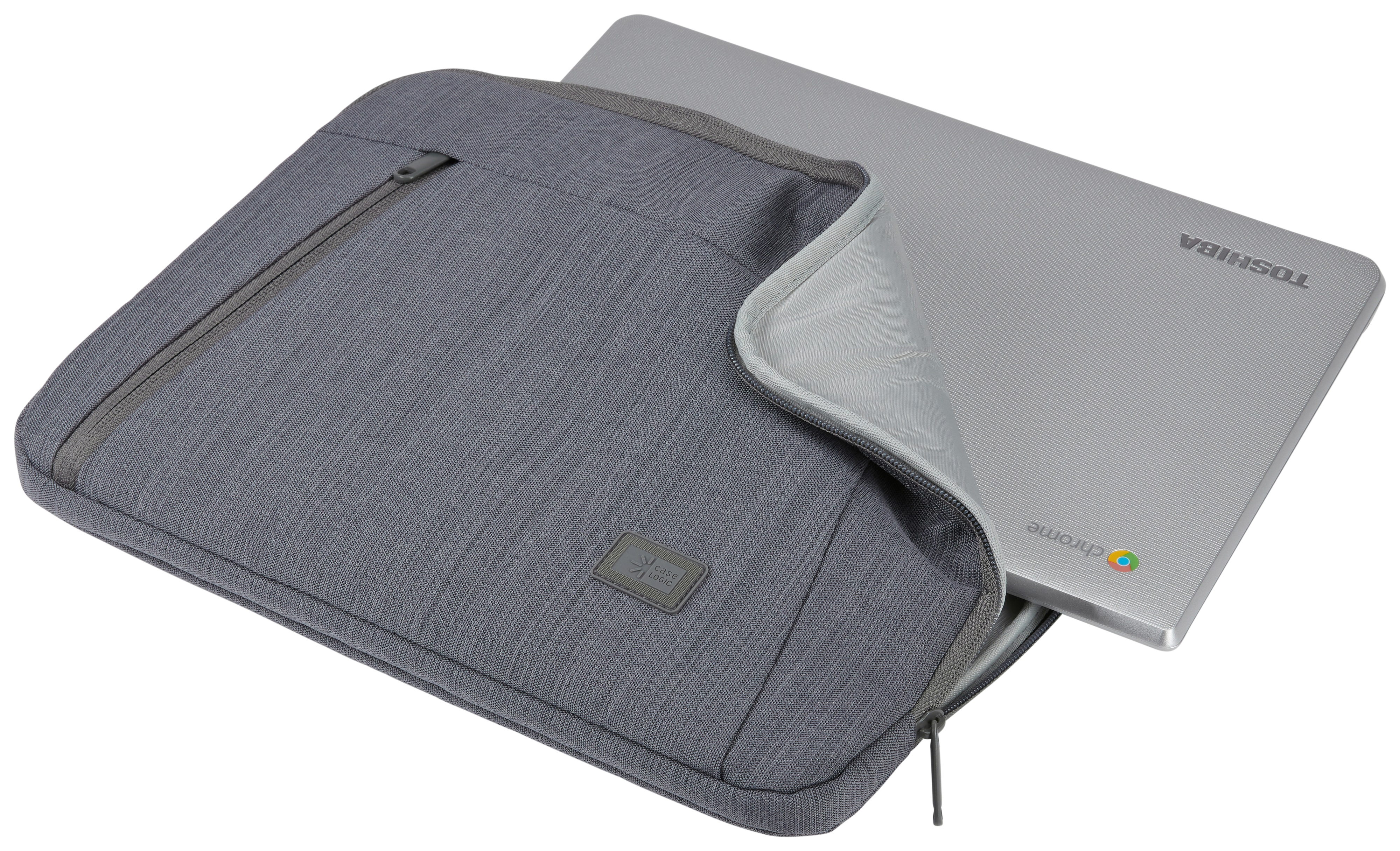 Grijze laptoptas met een zilveren laptop gedeeltelijk erin. De tas heeft een ritssluiting. Witte achtergrond.