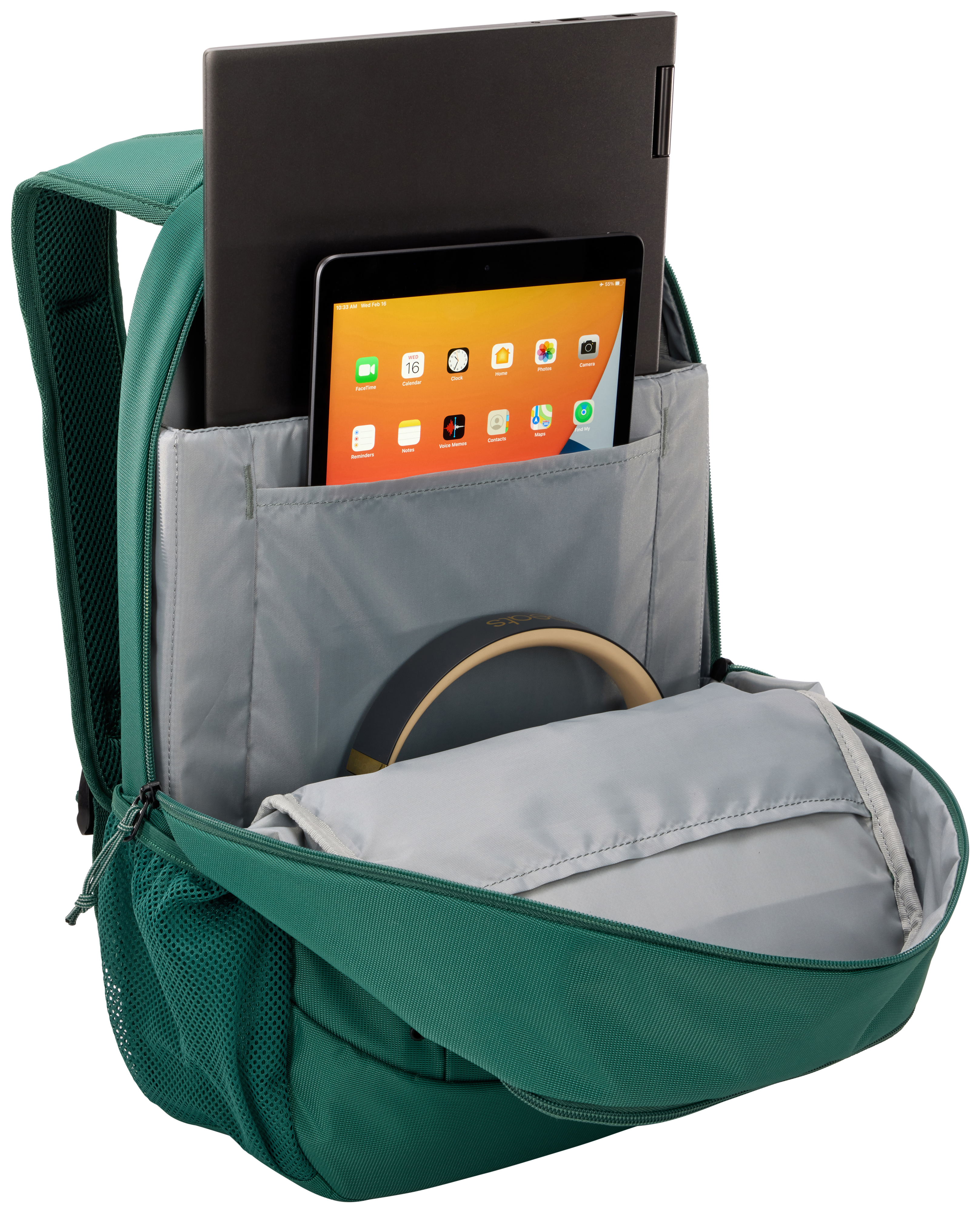 Una mochila verde con un portátil, una tableta y auriculares en su interior.