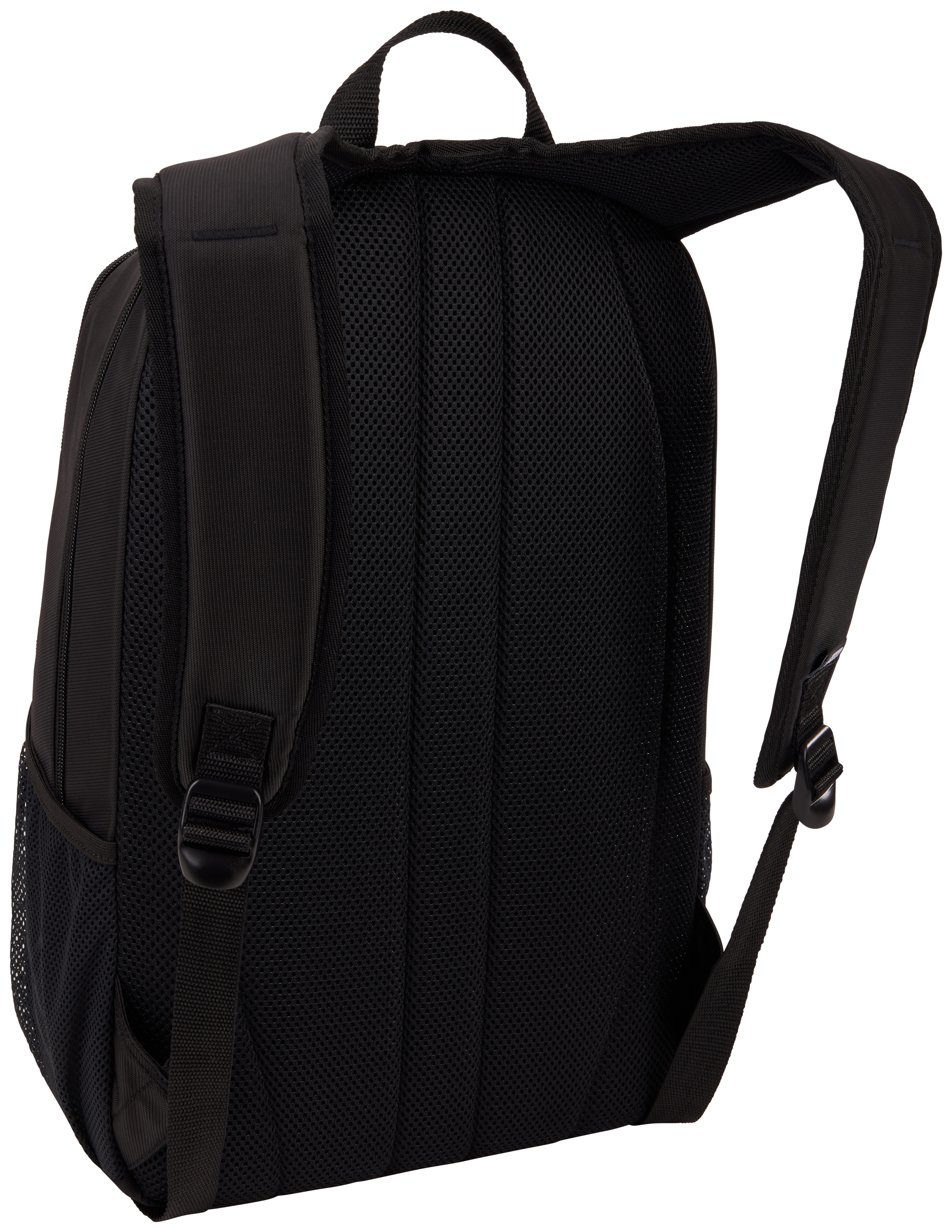 Der Mesh-Rücken und die Träger eines schwarzen Rucksacks vor weißem Hintergrund.