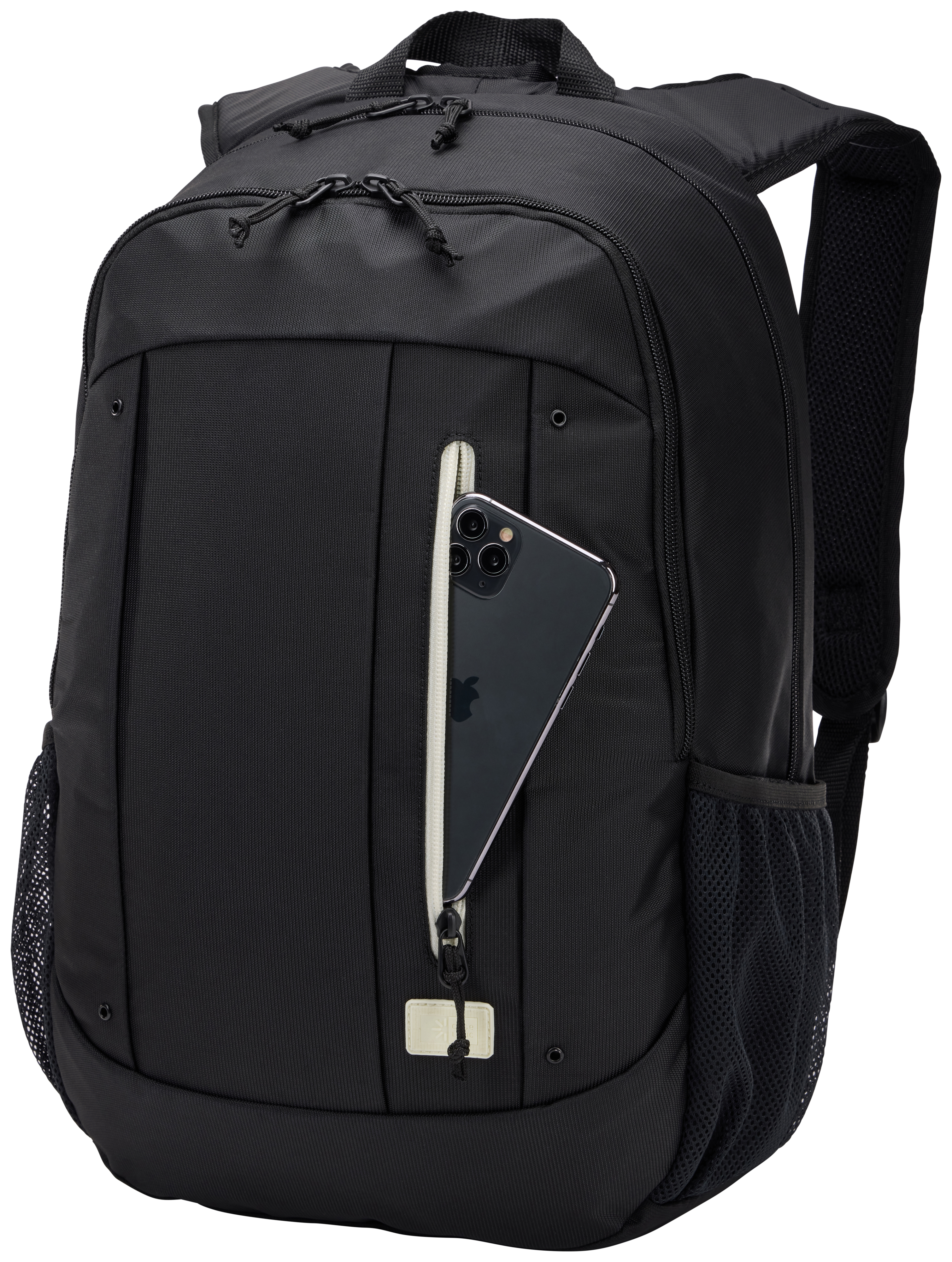 Schwarzer Rucksack mit Telefon in der Seitentasche. Das Telefon ist teilweise sichtbar.