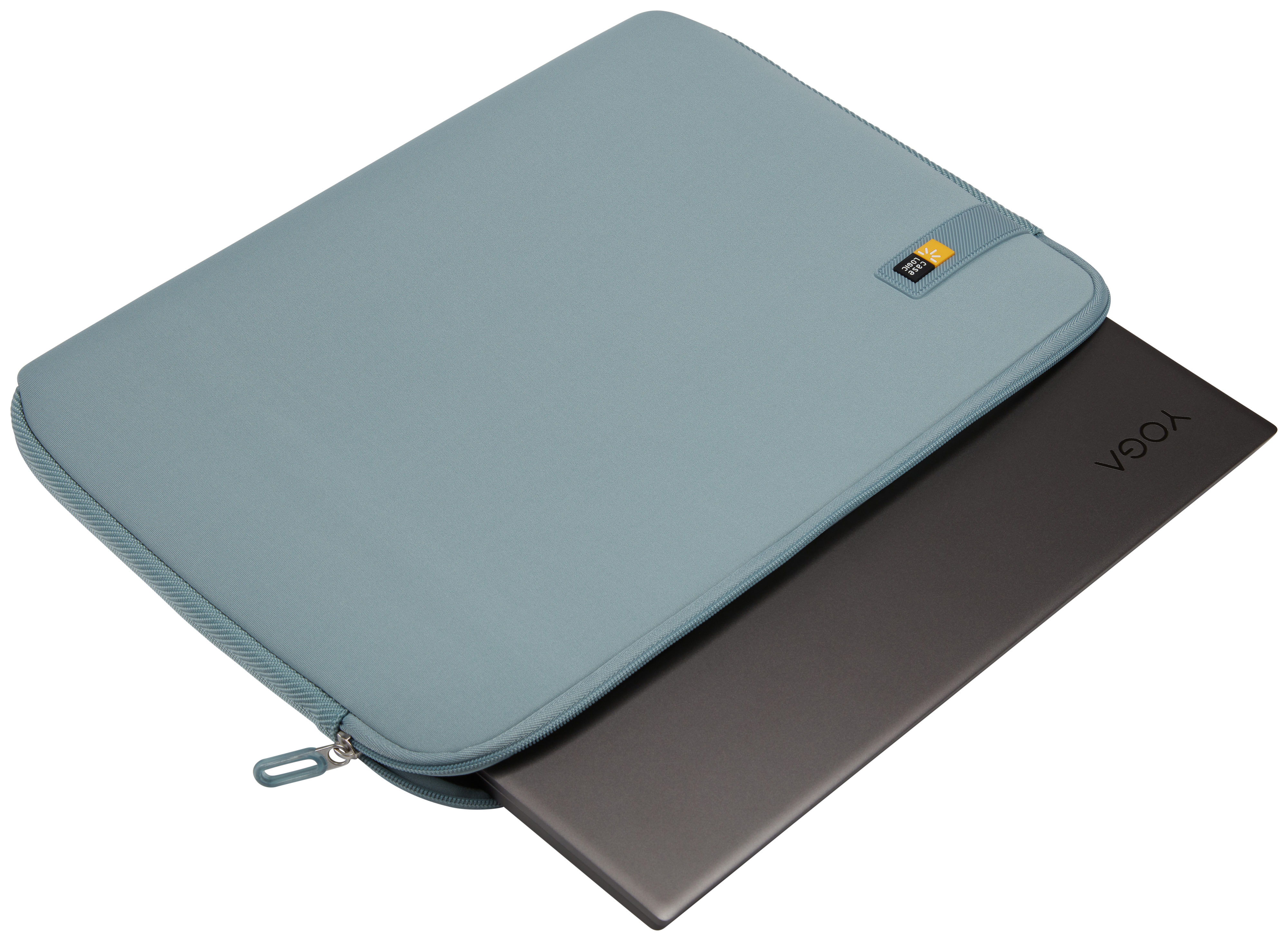 Un laptop all'interno di una custodia blu Case Logic. Il laptop è grigio scuro e aperto.