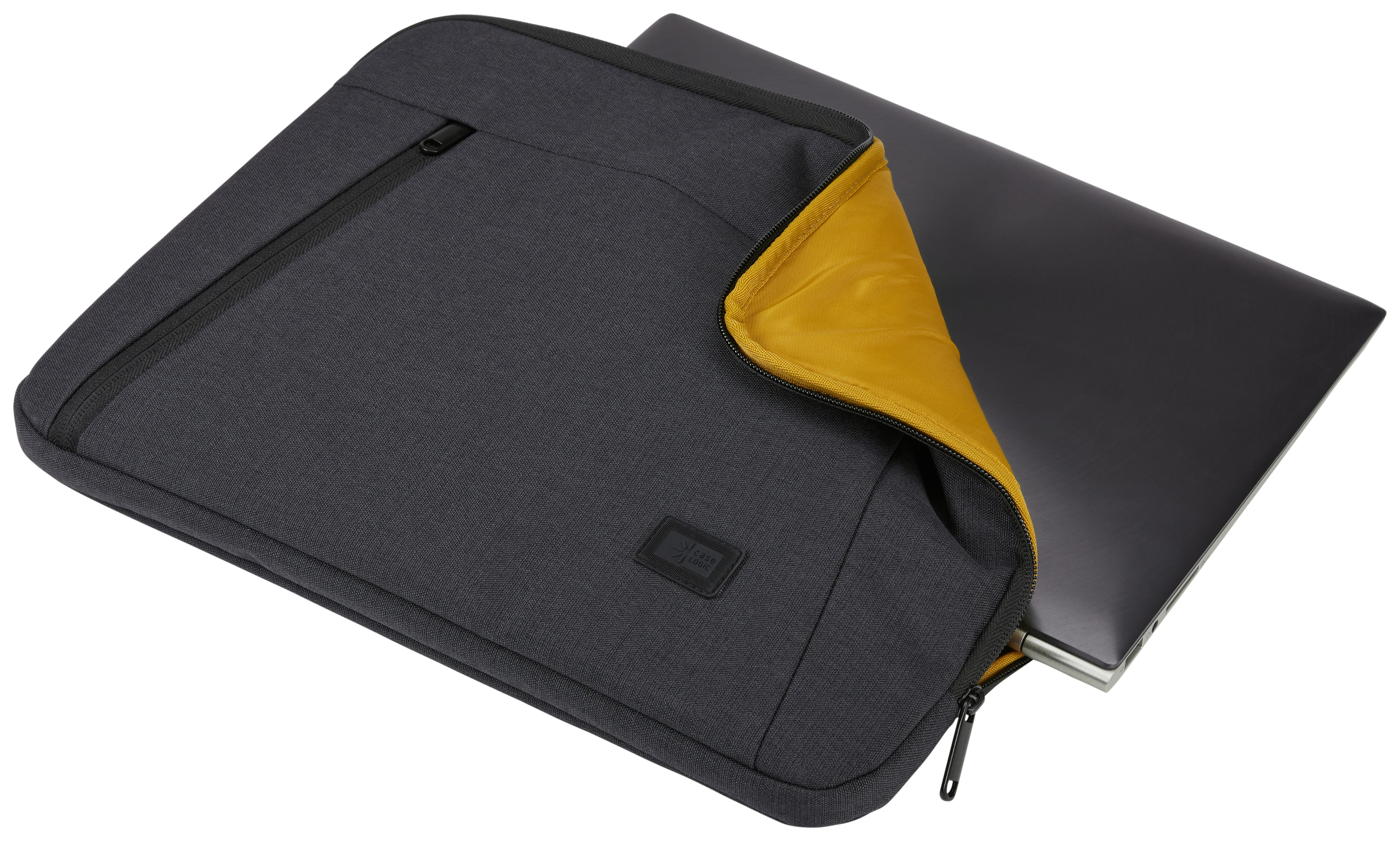 Laptop in einer dunkelgrauen Case Logic Hülle mit gelbem Innenraum, auf weißem Grund.