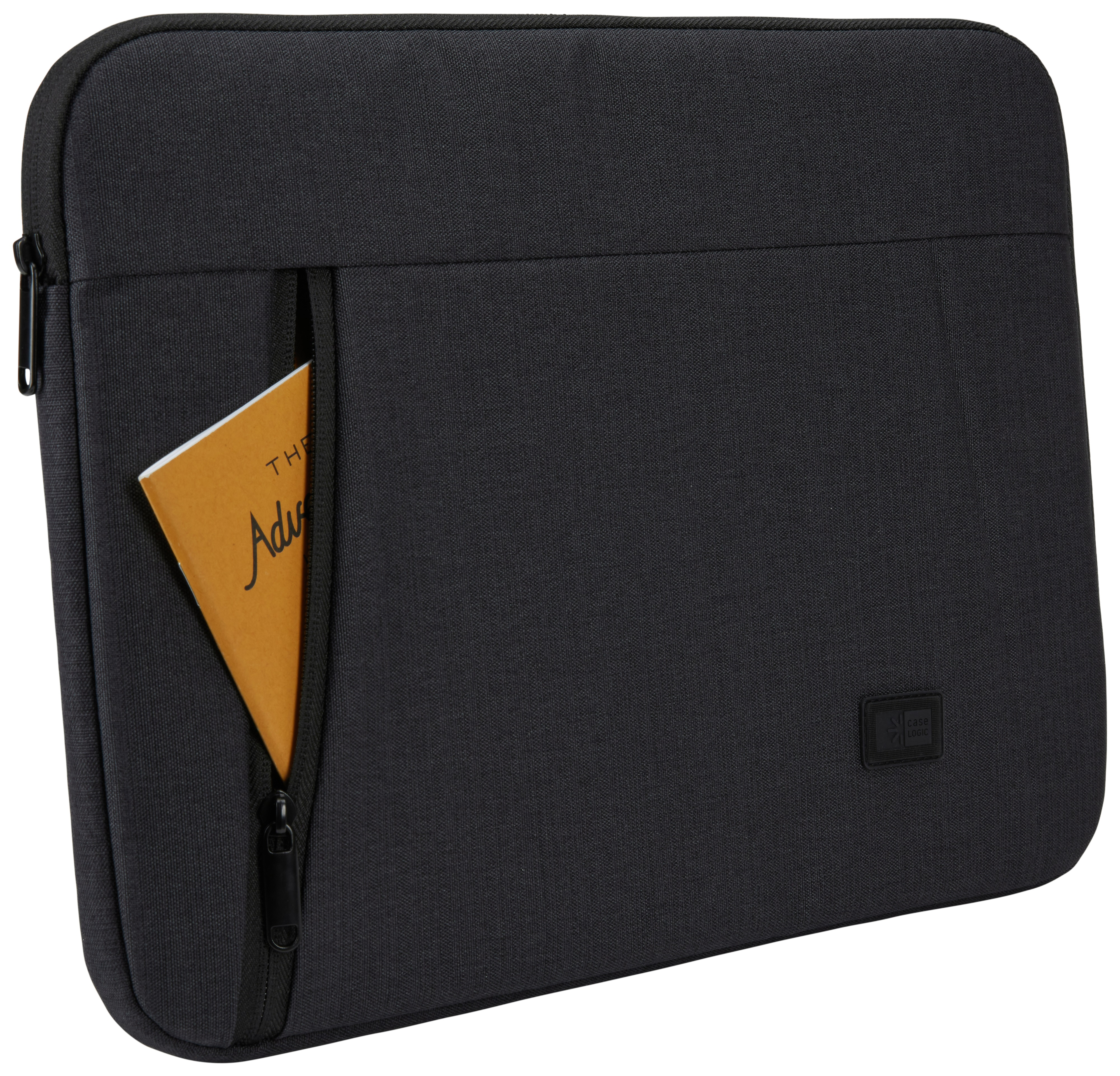 Schwarze Laptop-Hülle, ein gelbes Büchlein teilweise in der Vordertasche sichtbar, schwarzer Reißverschluss.