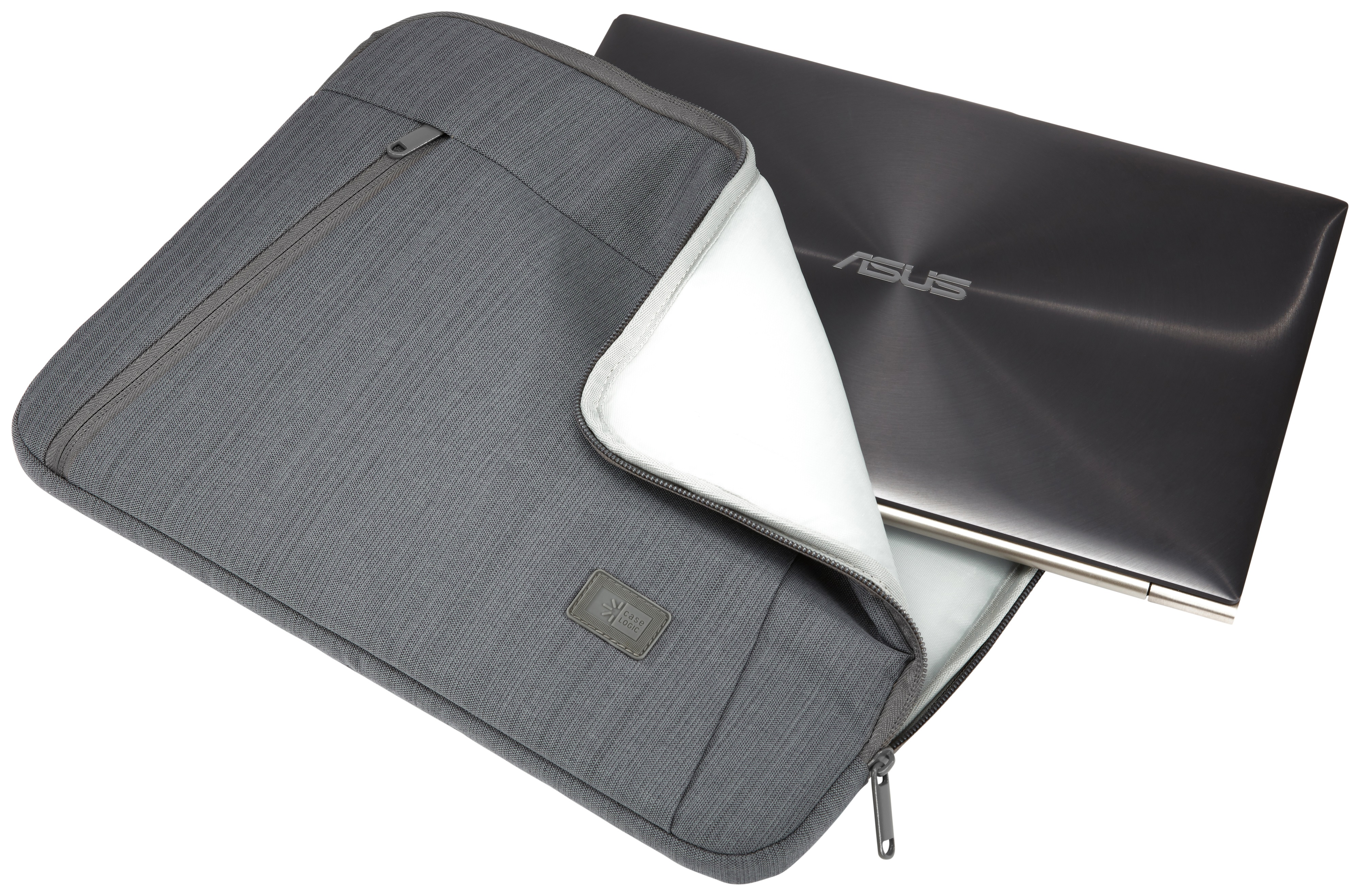 Graue Laptop-Hülle, die einen Laptop hält. Der Laptop ist silberfarben, mit ASUS Logo.