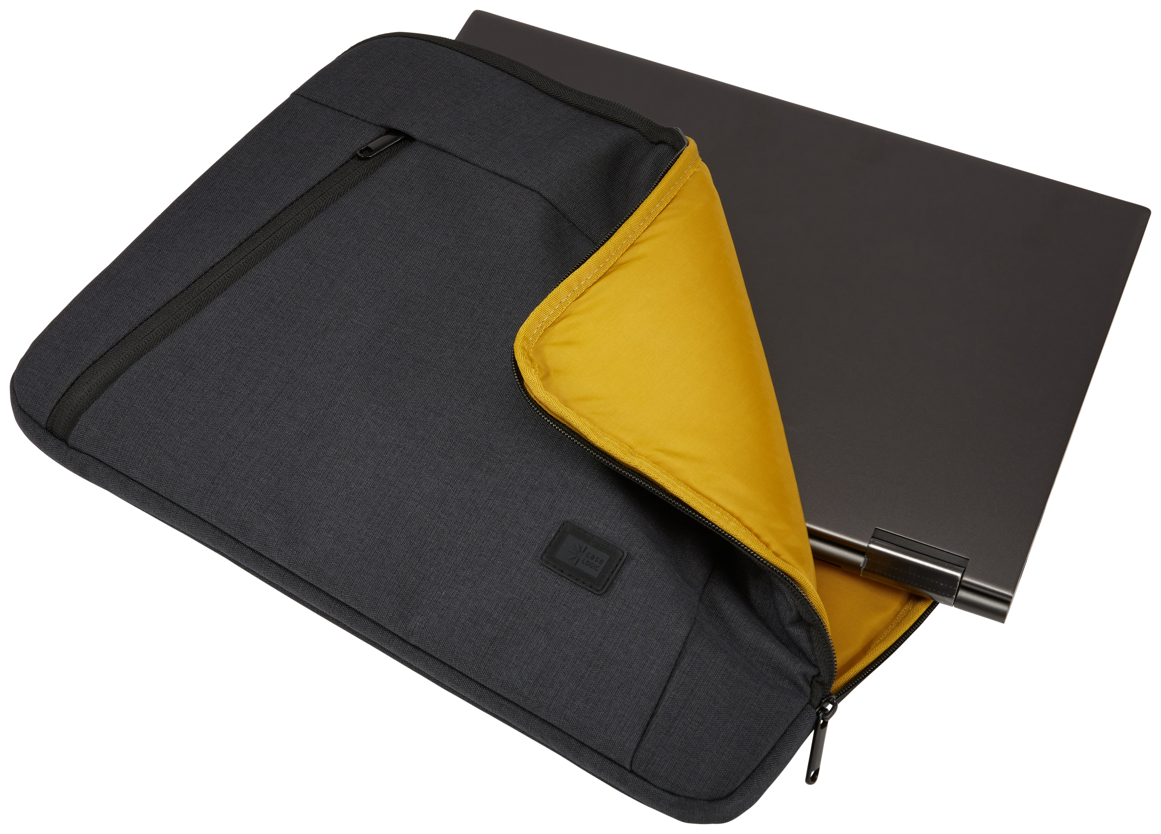 Ein Laptop teilweise in einer grauen Laptoptasche mit gelbem Innenfutter und schwarzem Reißverschluss.